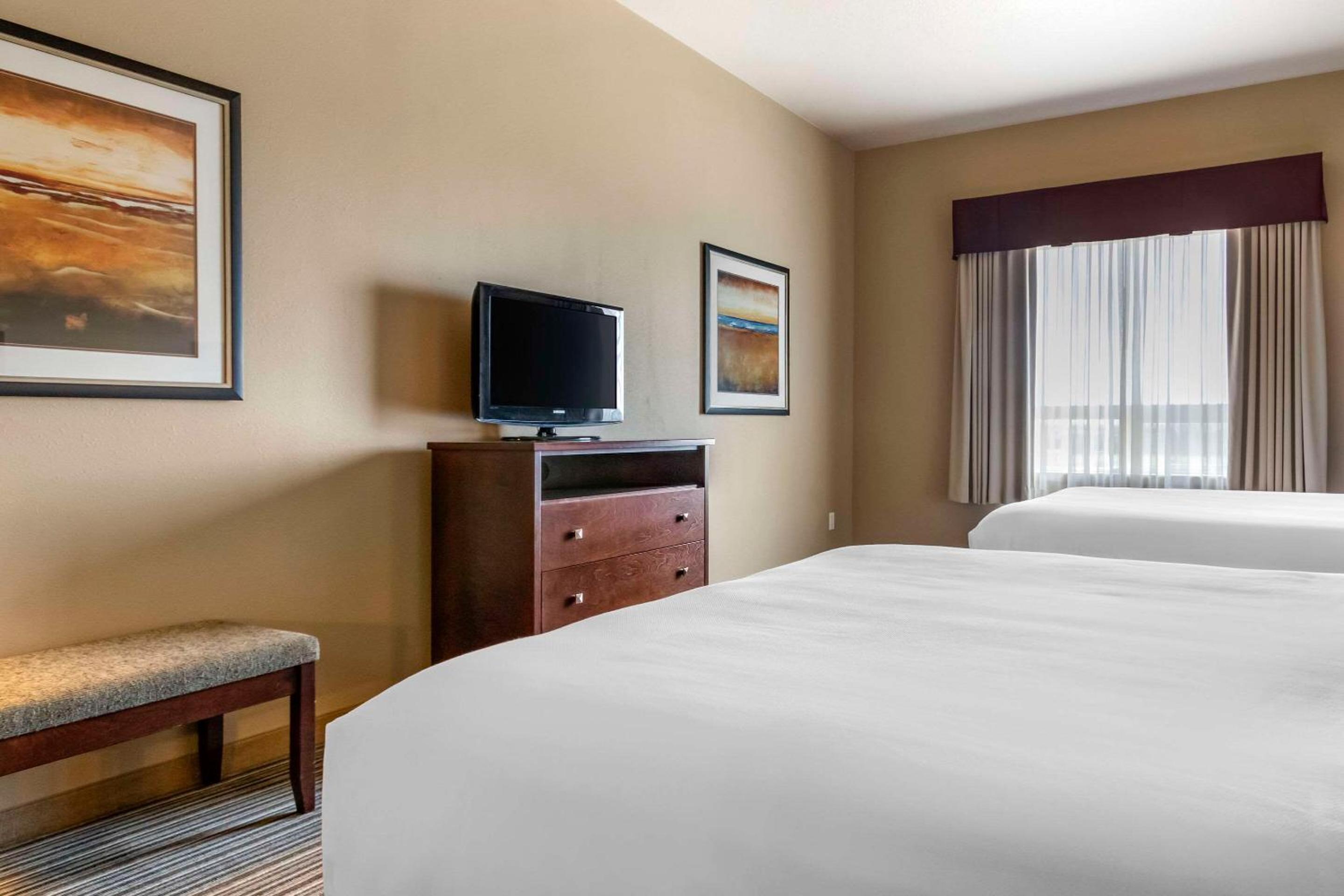 Queen Room with Two Queen Beds - Non-Smoking photo 3