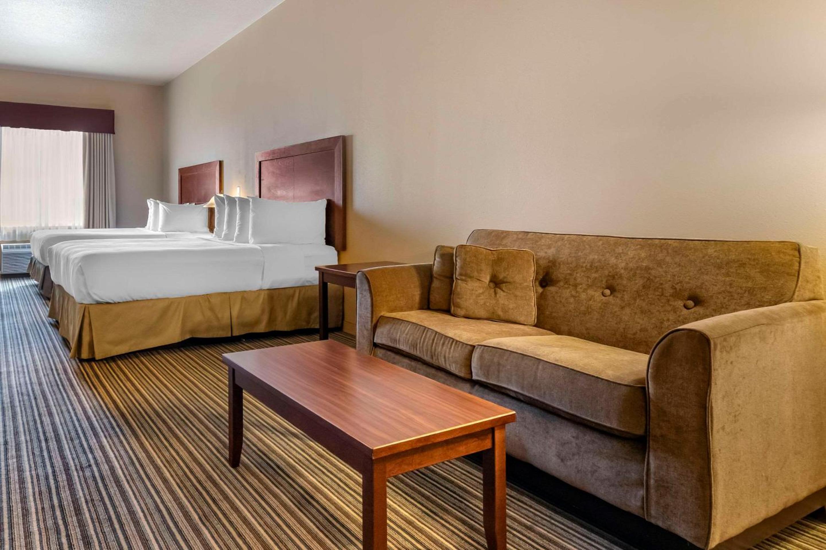 Queen Room with Two Queen Beds - Non-Smoking photo 2