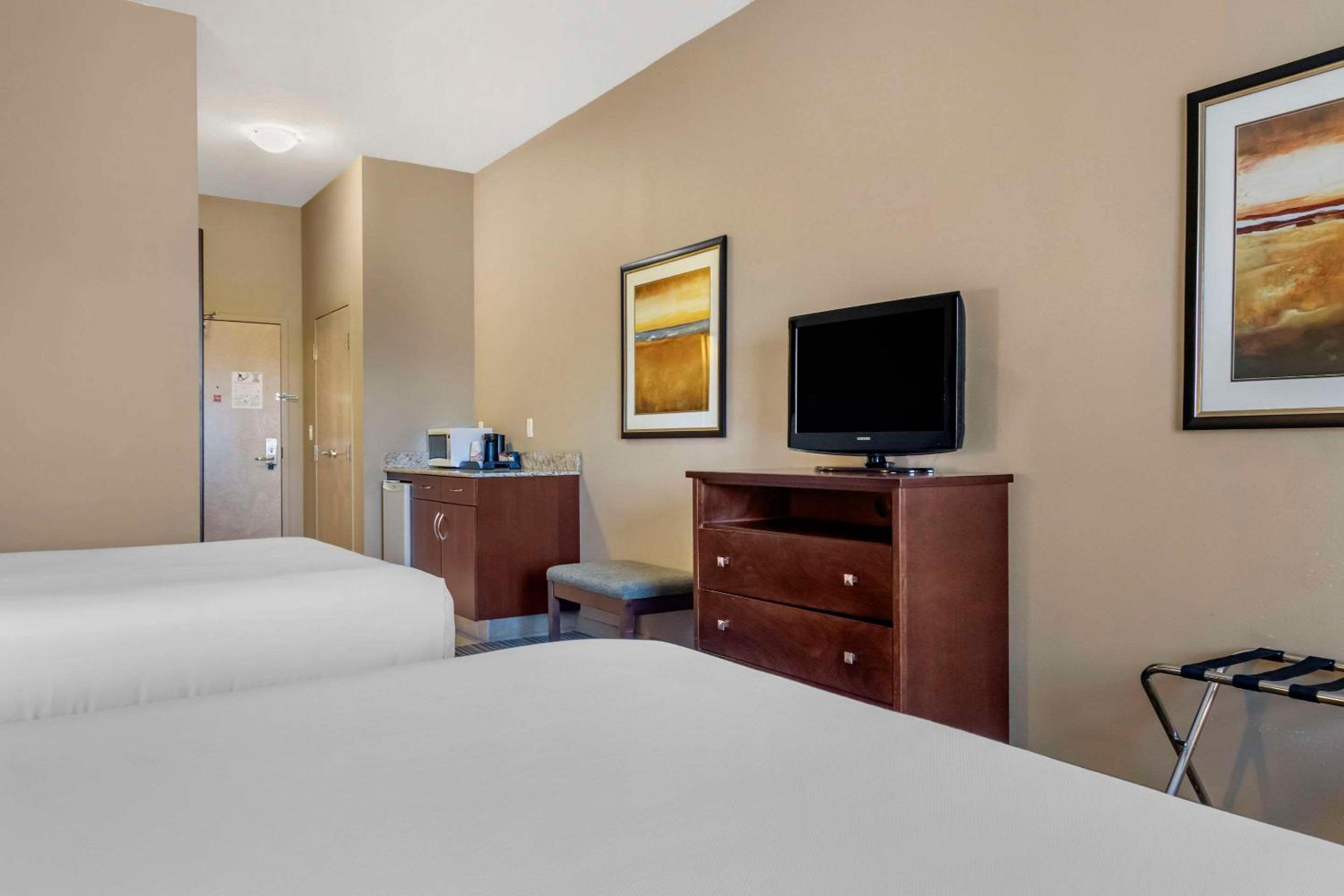 Standard Queen Room with Two Queen Beds - Non-Smoking photo 2