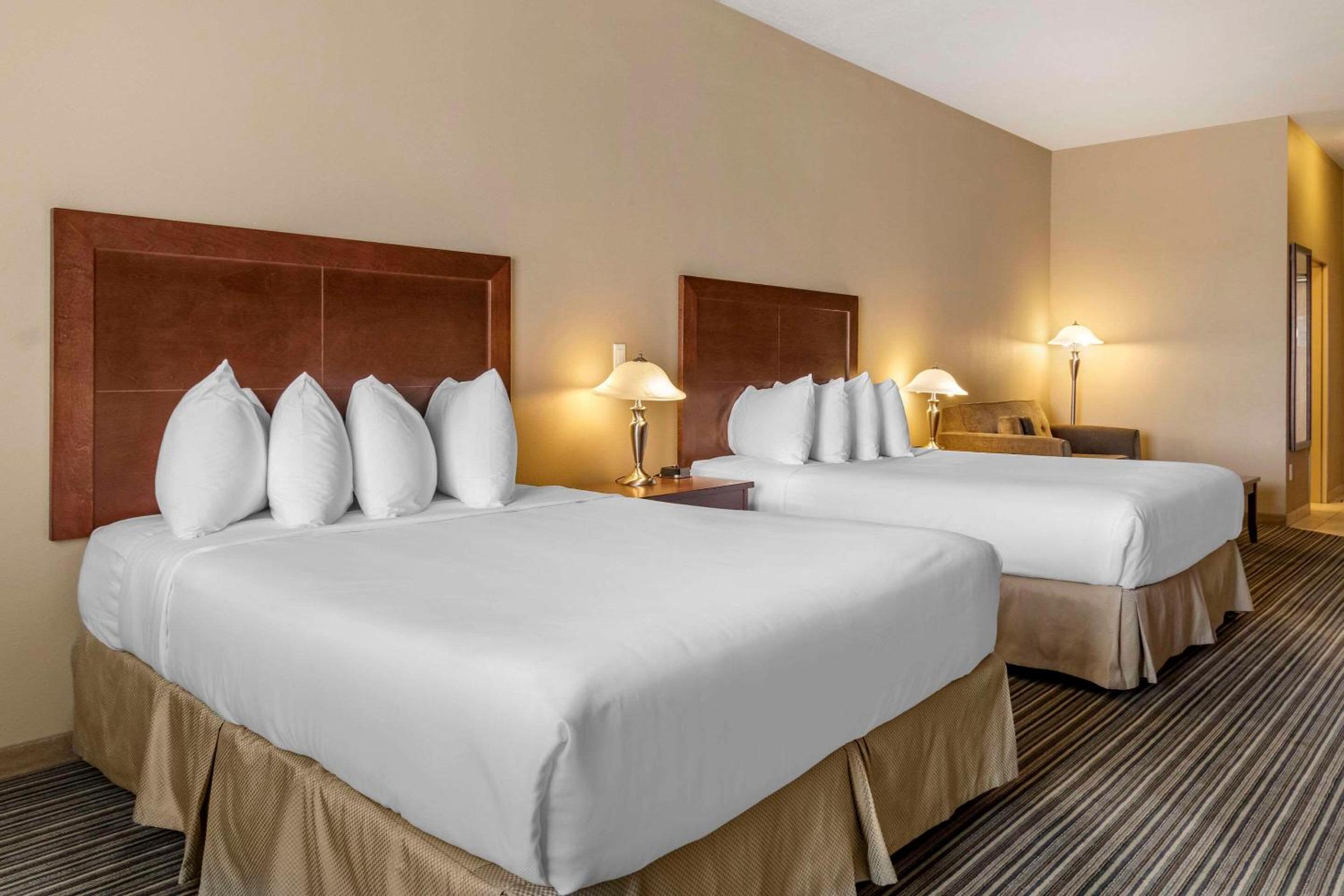Deluxe Room with Two Queen Beds - Non-Smoking photo 1