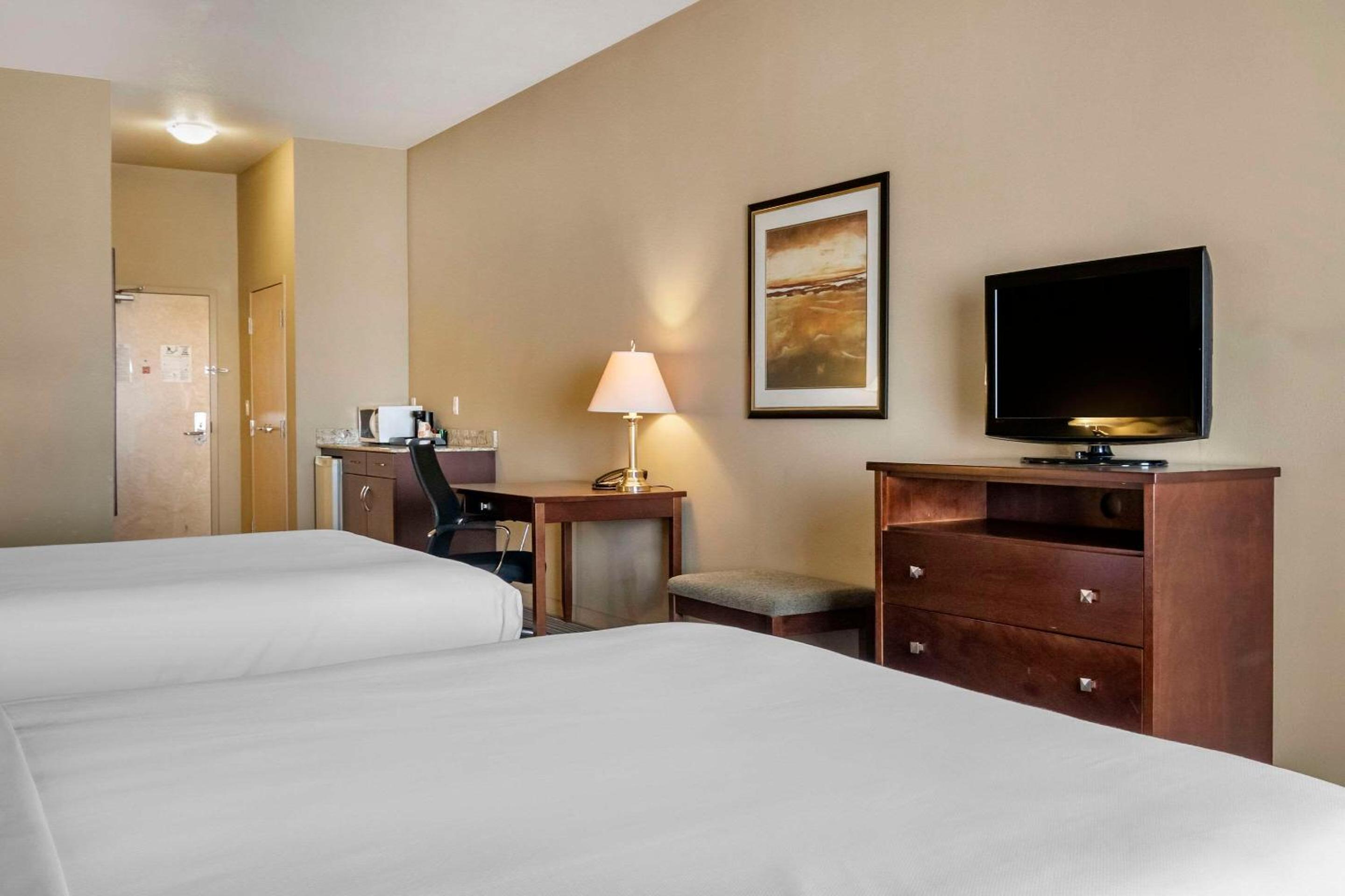Deluxe Room with Two Queen Beds - Non-Smoking photo 2