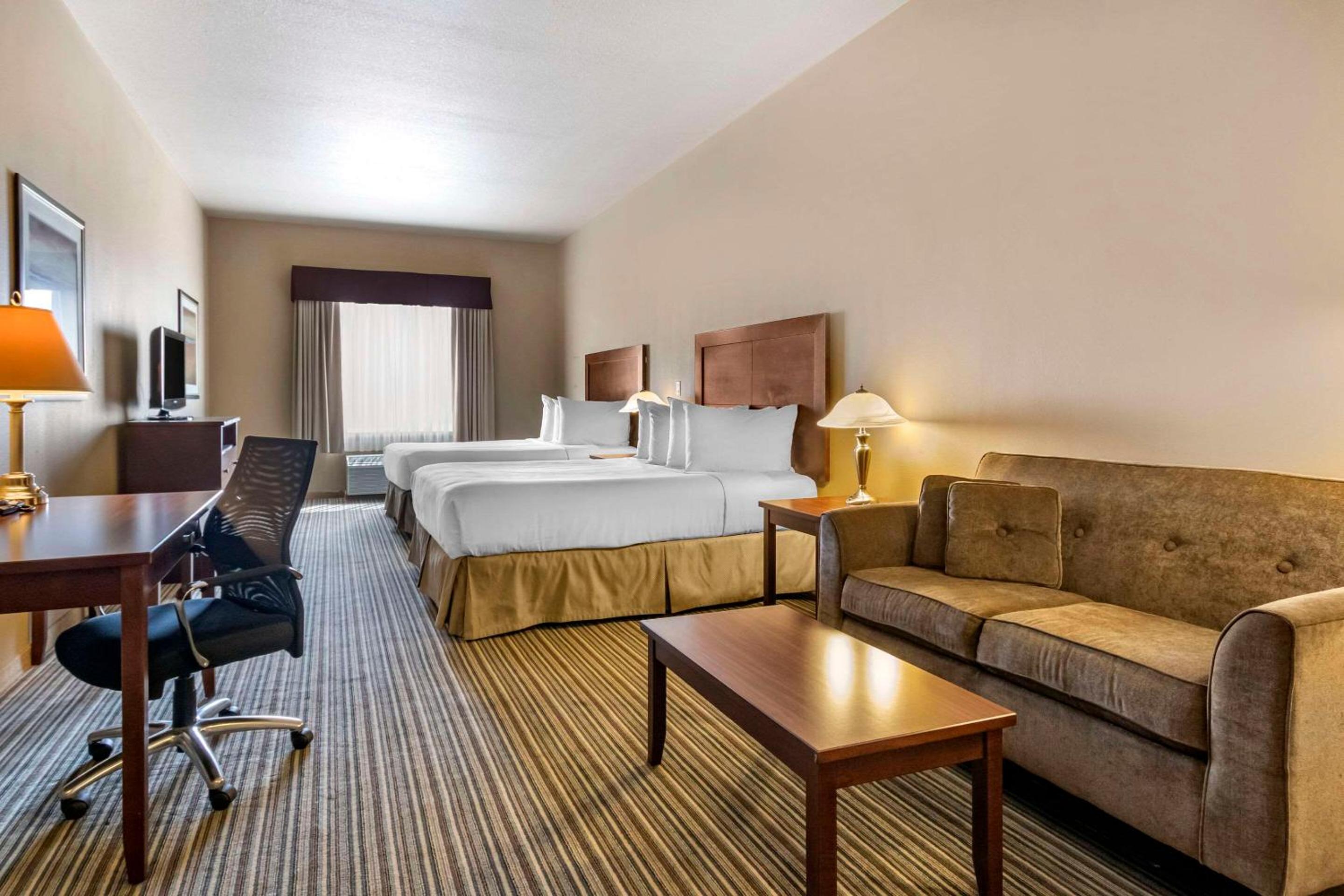 Standard Queen Room with Two Queen Beds - Non-Smoking photo 3