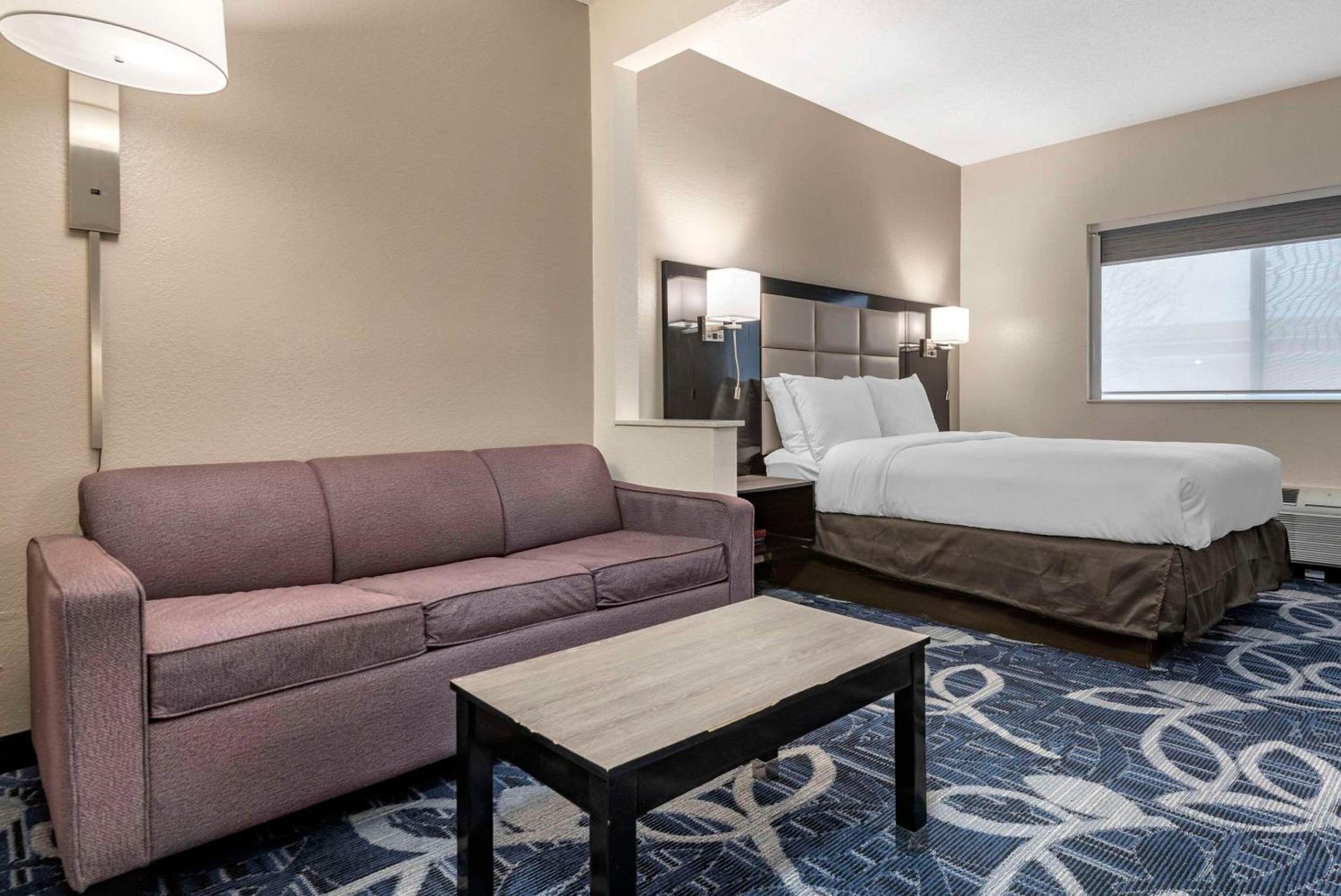 Queen Suite with Sofa Bed - Accessible/Non Smoking - Photo 1