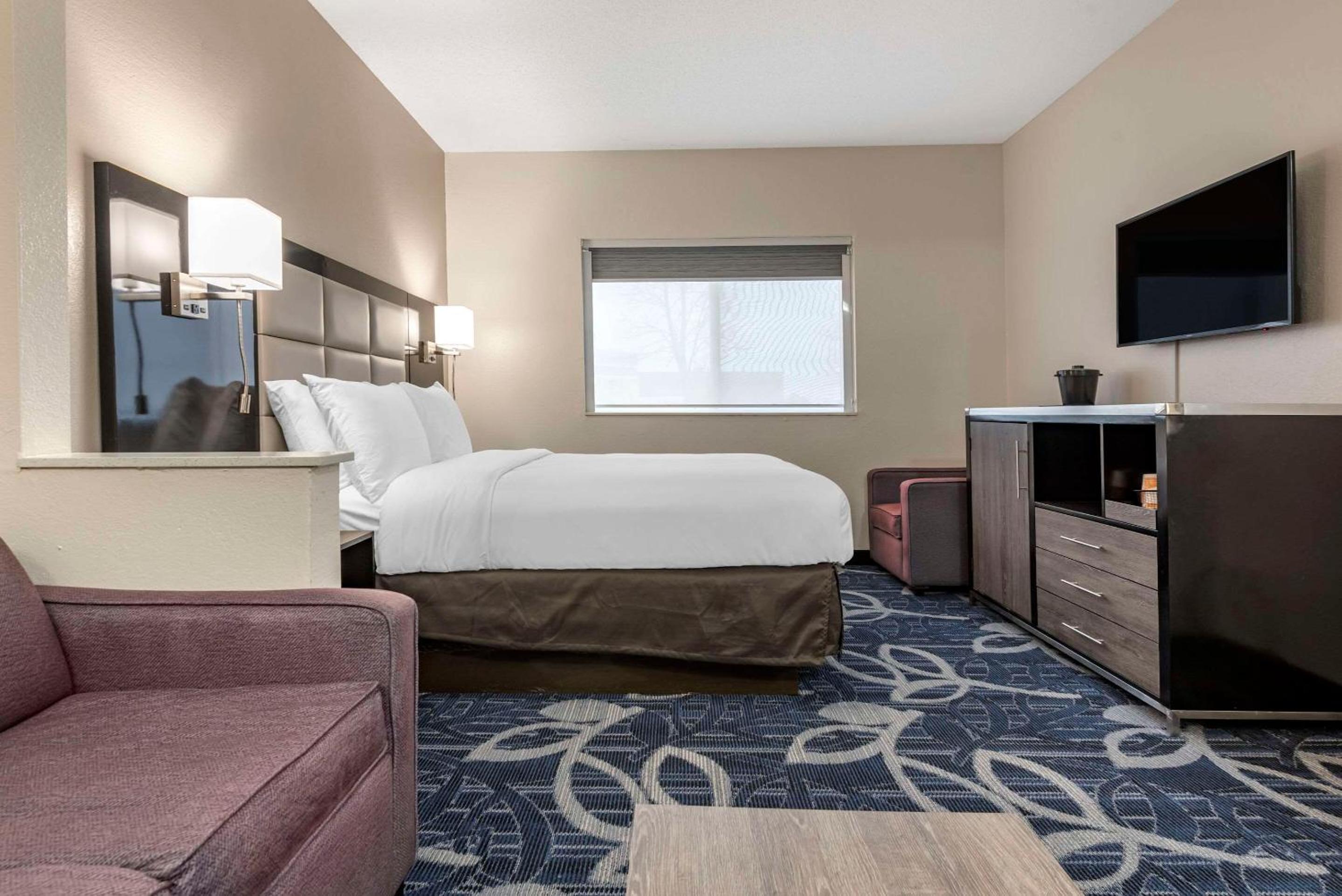 Queen Suite with Sofa Bed - Accessible/Non Smoking - Photo 2