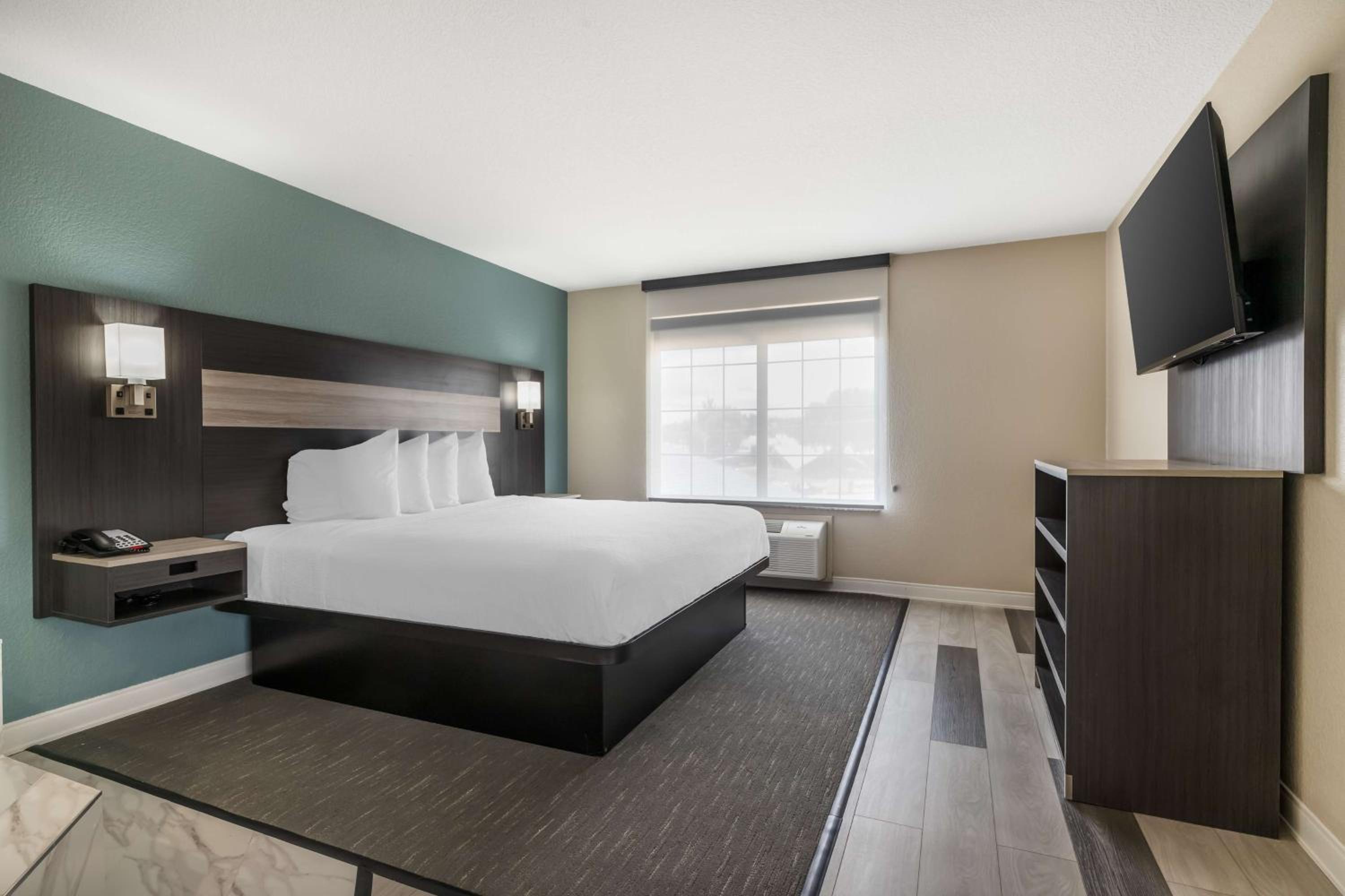 King Suite with Sofa Bed and Whirlpool - Nonsmoking - Photo 1