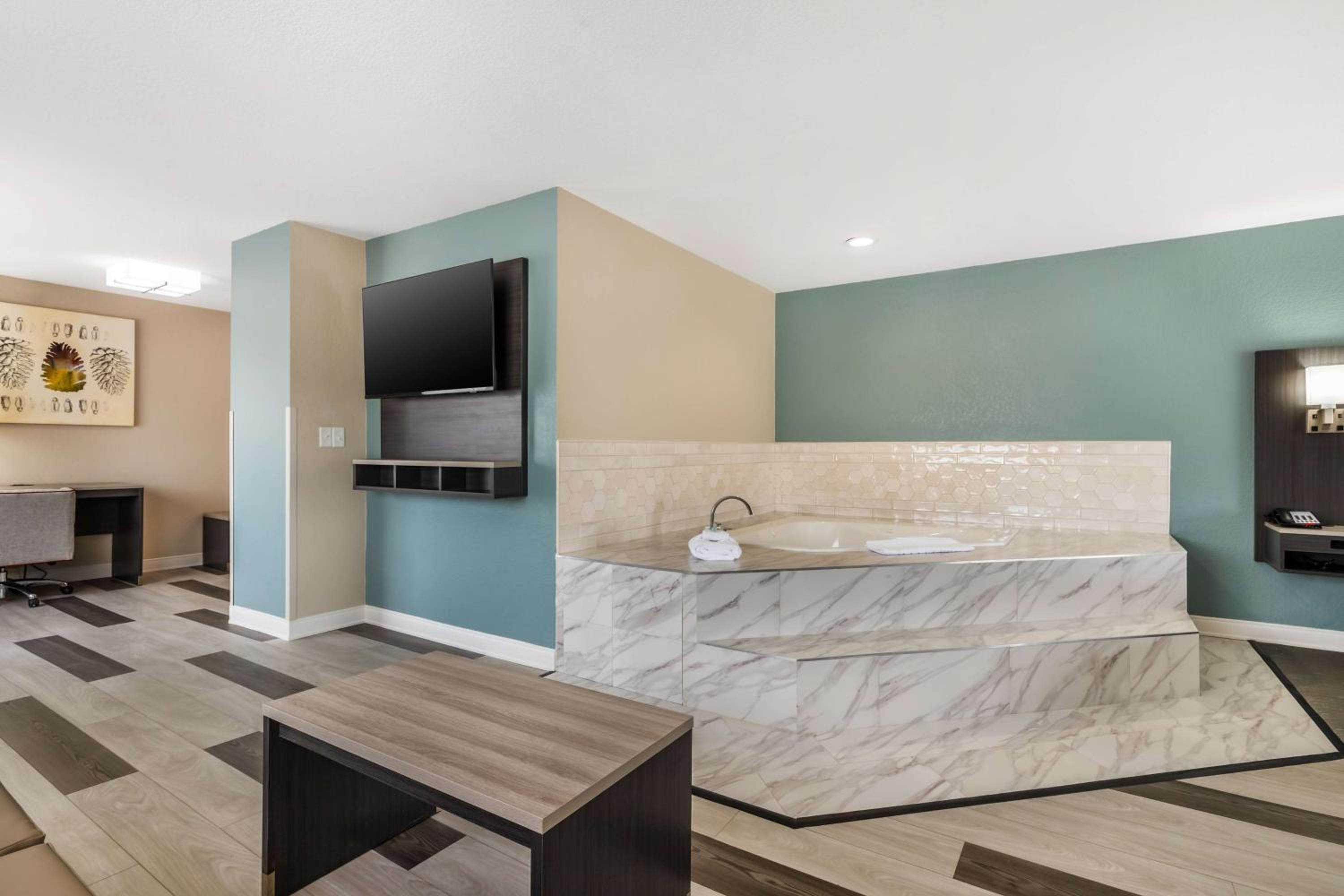 King Suite with Sofa Bed and Whirlpool - Nonsmoking - Photo 2