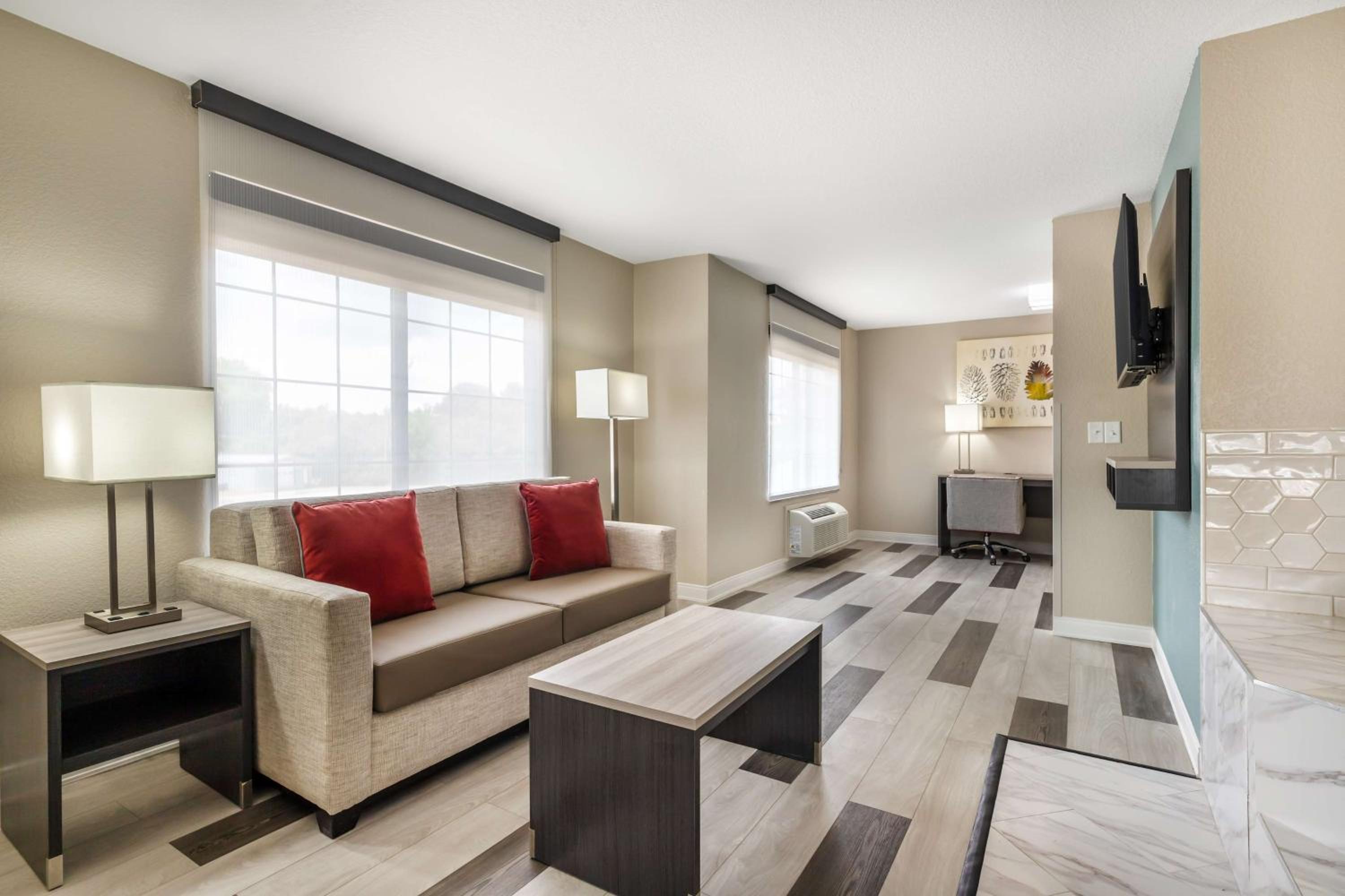 King Suite with Sofa Bed and Whirlpool - Nonsmoking - Photo 3
