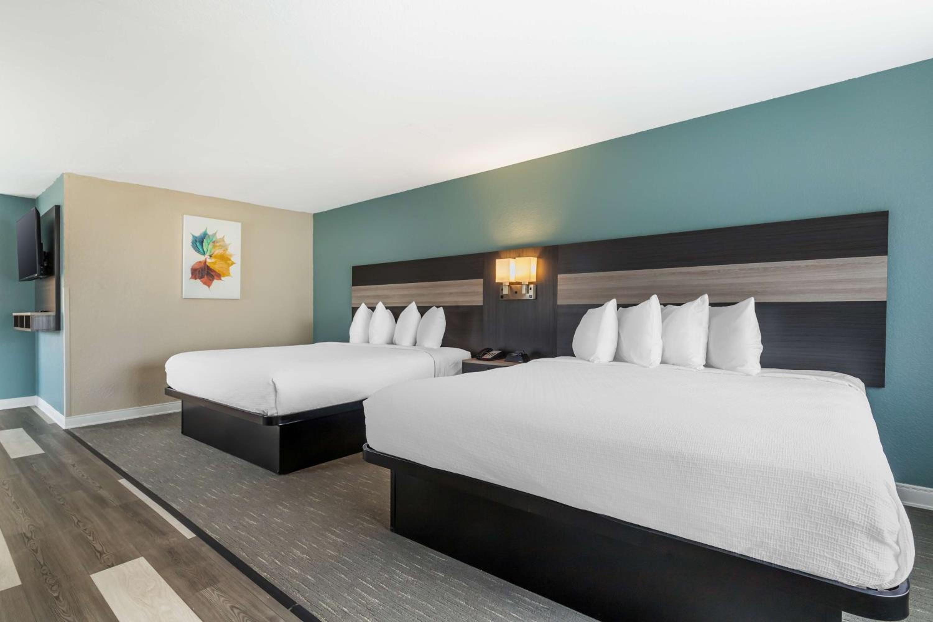 King Suite with Two King Beds and Sofa Bed - Non-Smoking - Photo 1