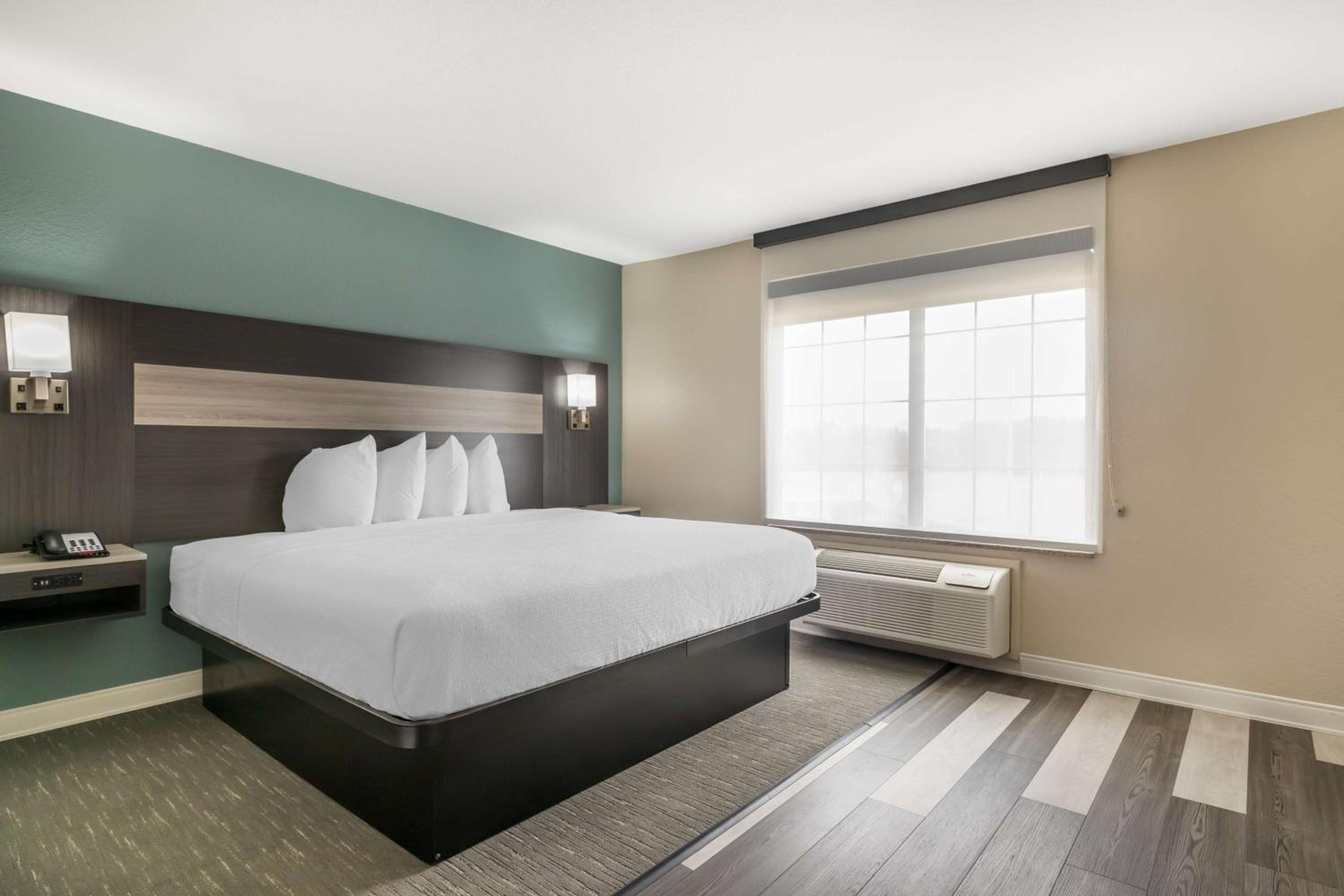 King Suite with Sofa Bed - Non-Smoking - Photo 1