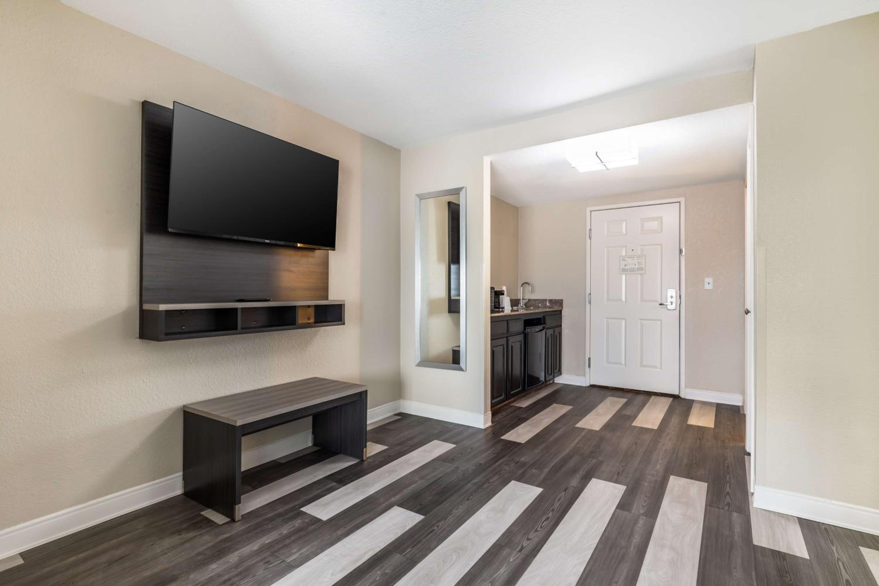 King Suite with Sofa Bed - Non-Smoking - Photo 3