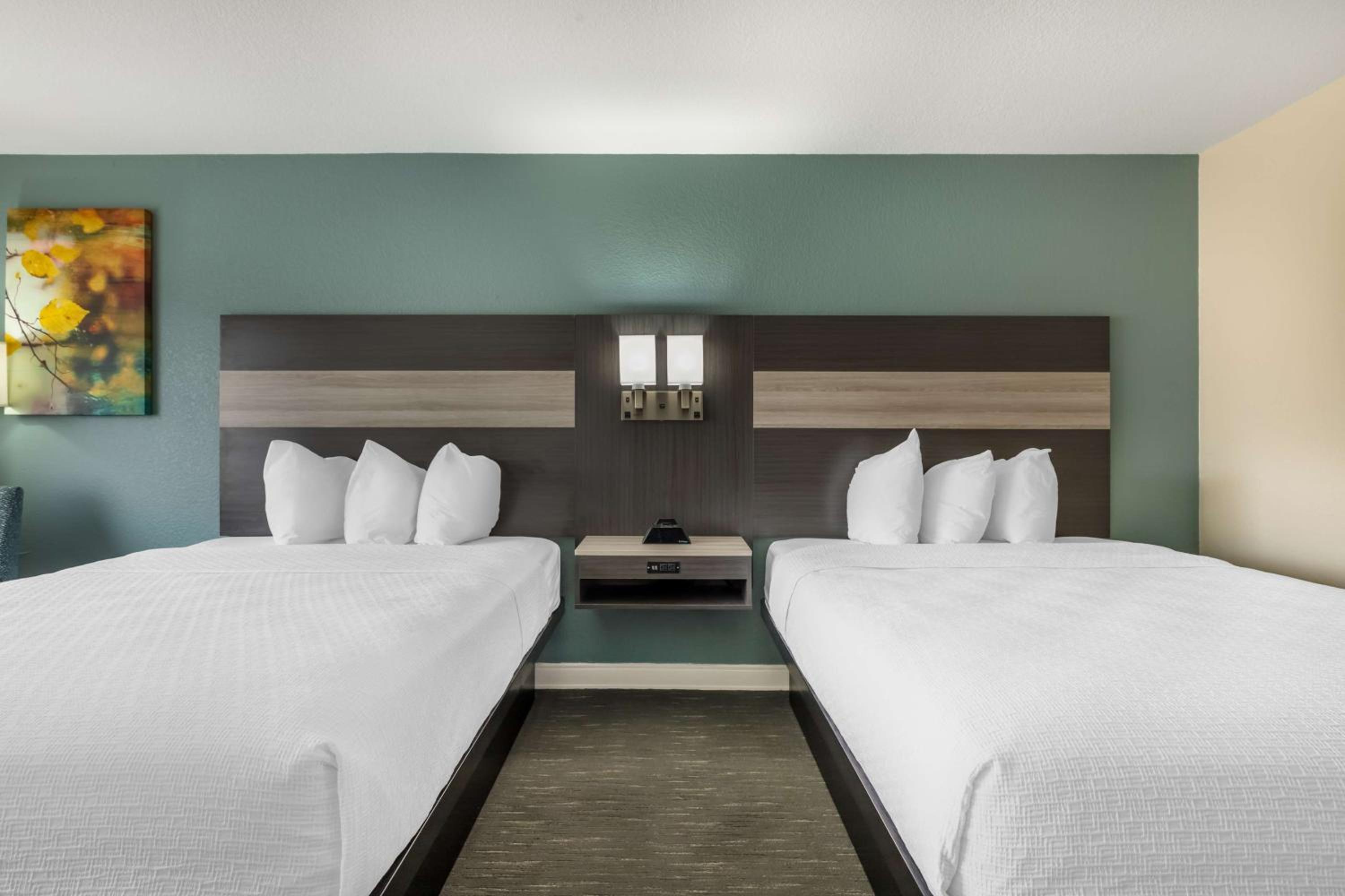 Queen Room with Two Queen Beds - Non-Smoking - Photo 2