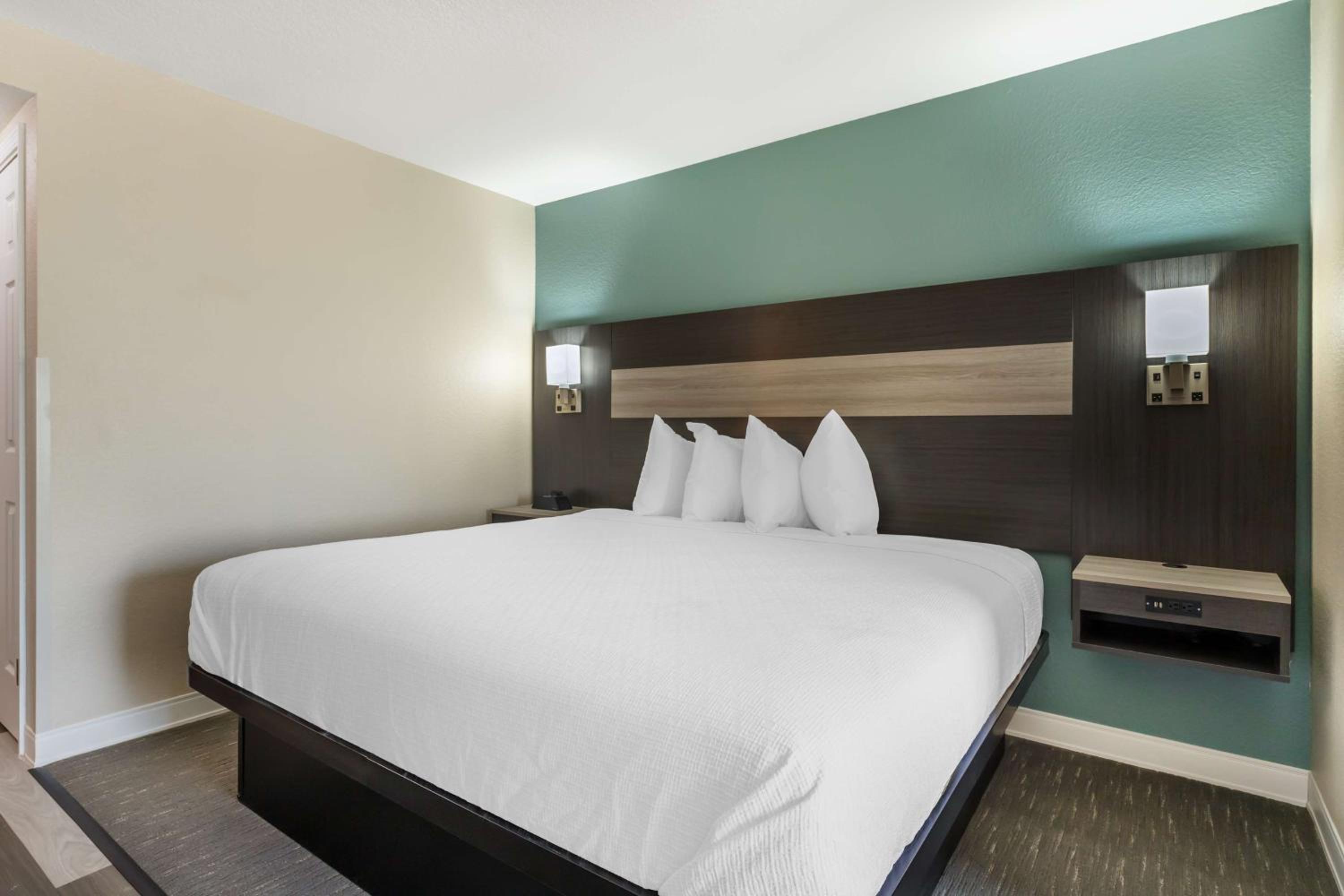 King Suite with Whirlpool - Non-Smoking - Photo 1