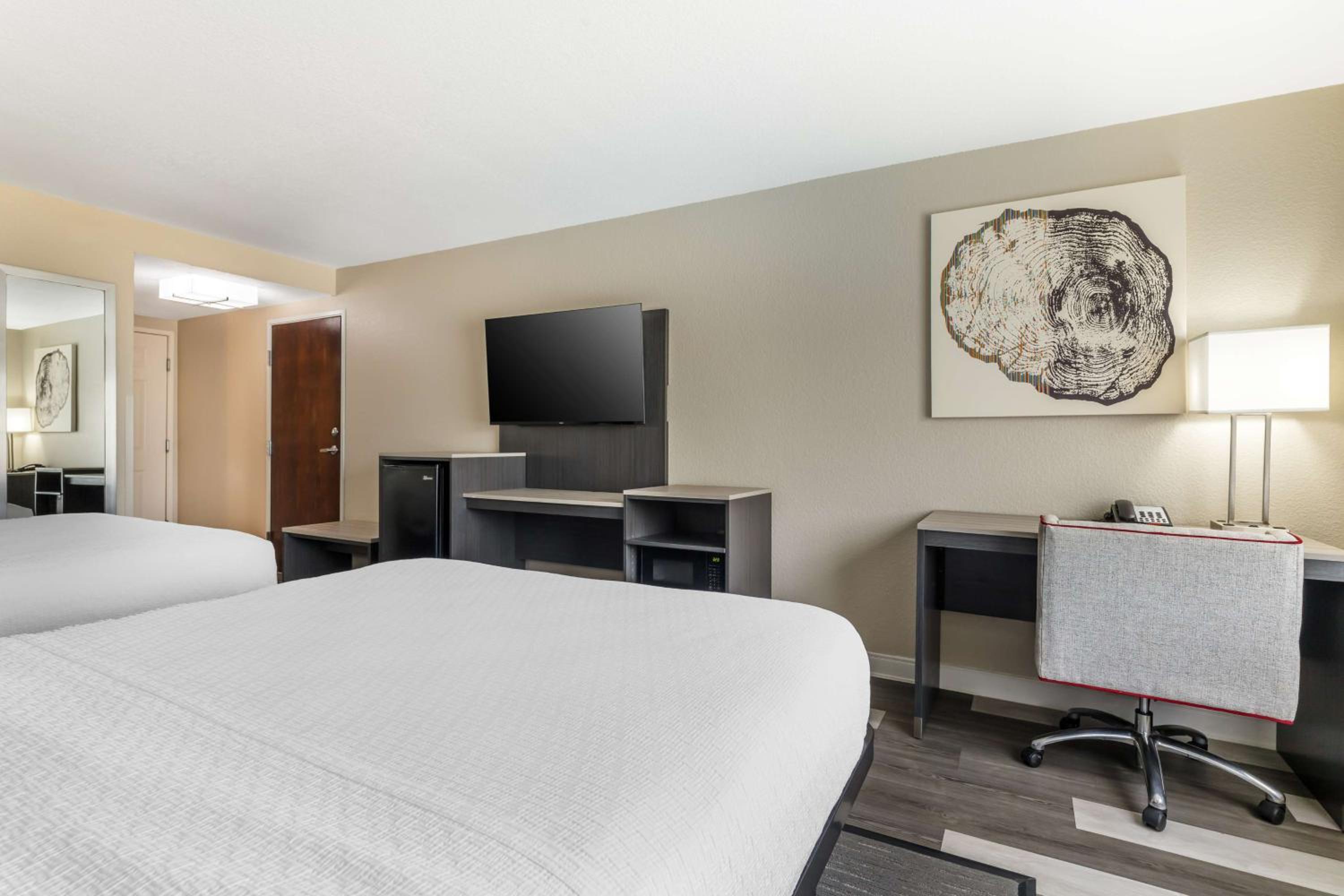 Queen Room with Two Queen Beds - Non-Smoking - Photo 3