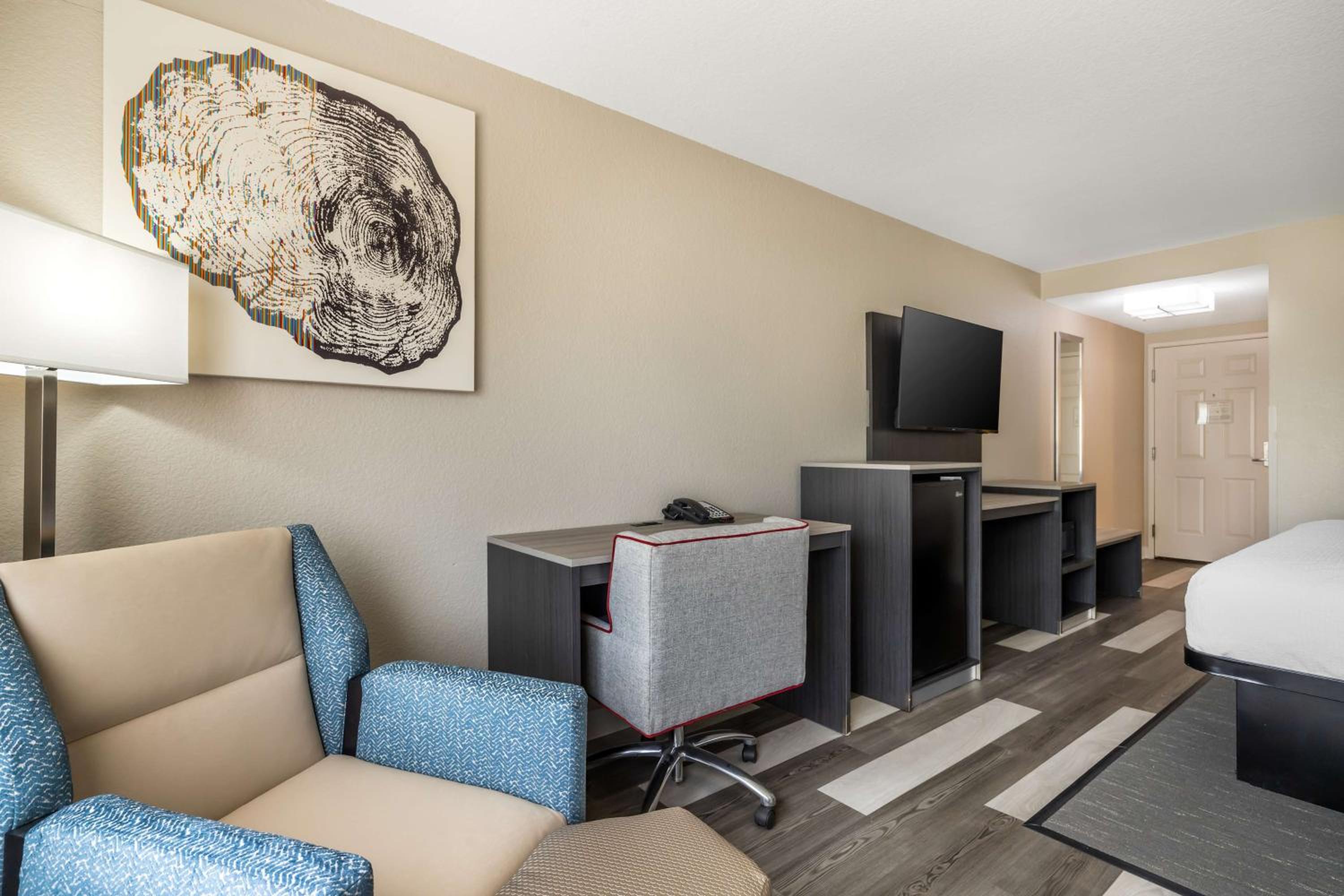 King Suite with Whirlpool - Non-Smoking - Photo 2