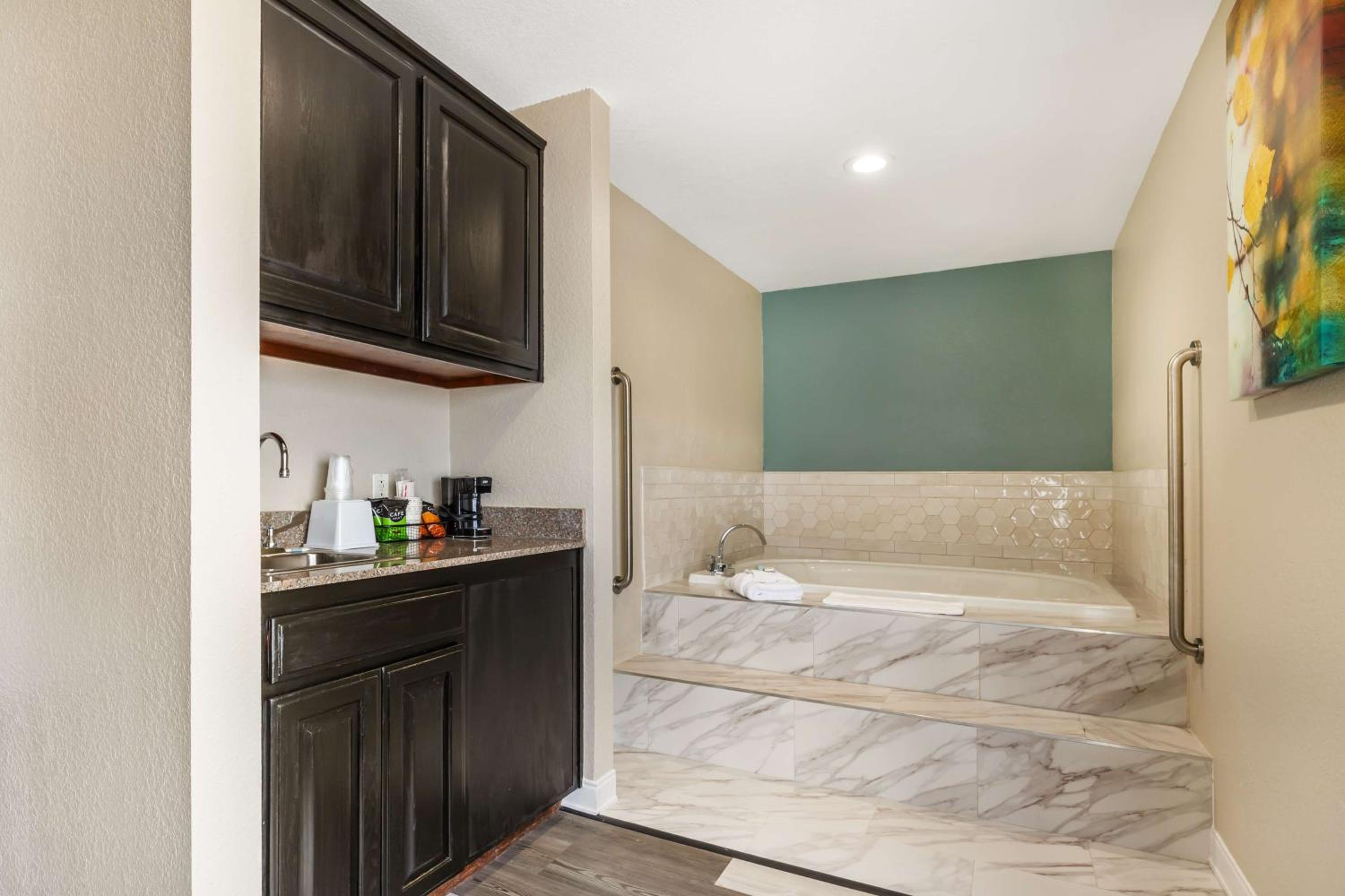 King Suite with Whirlpool - Non-Smoking - Photo 3