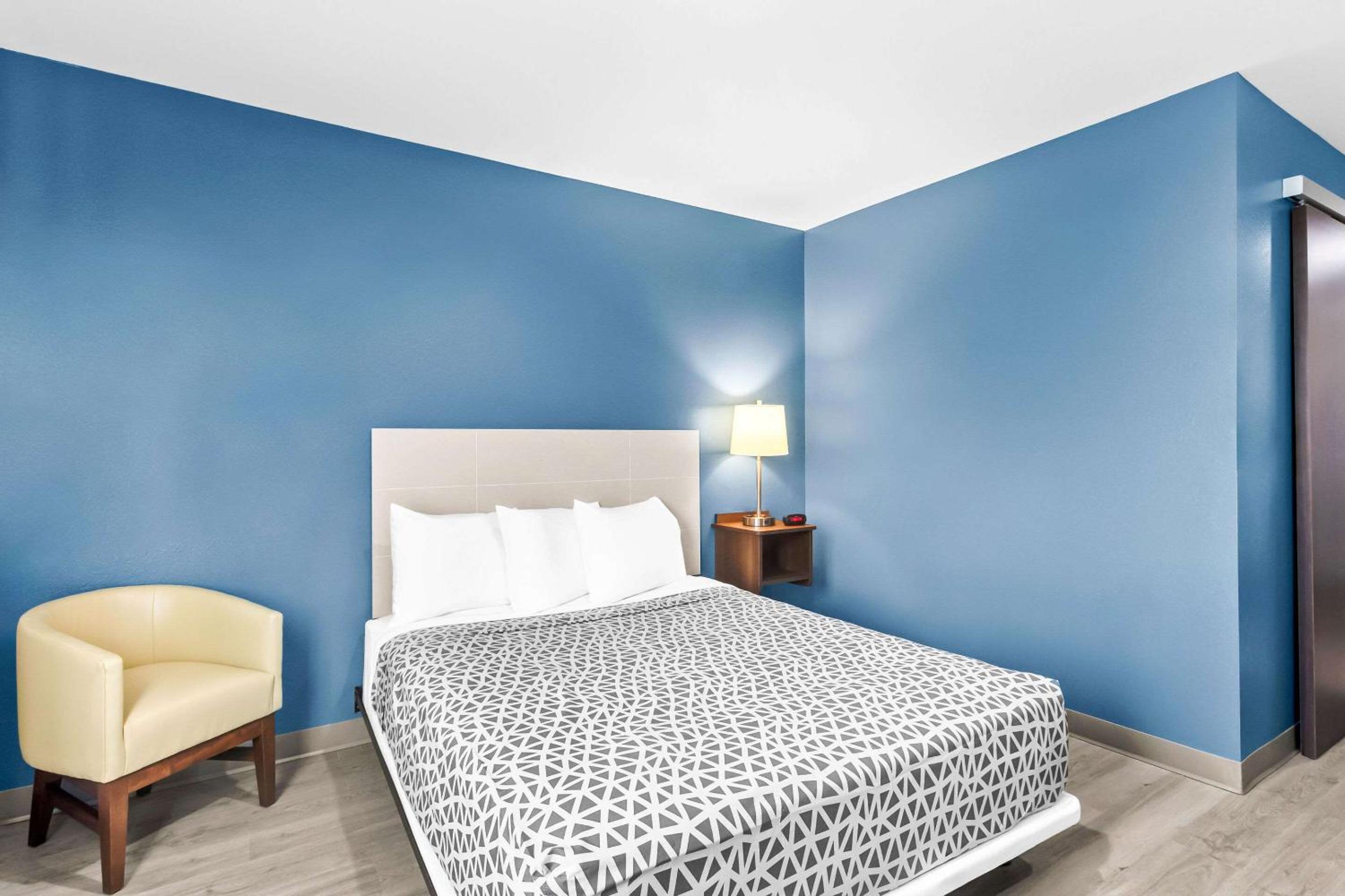 Queen Suite with Roll-In Shower - Disability Access/Non Smoking
