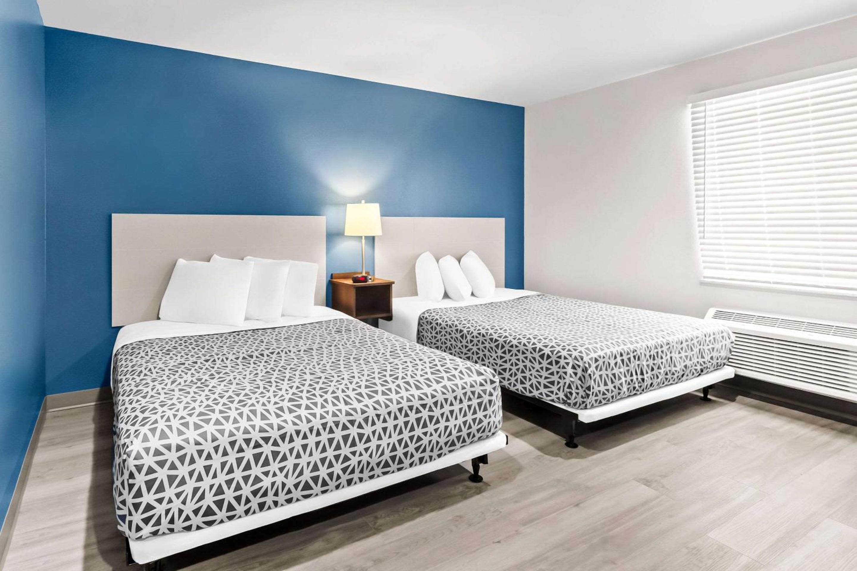 Queen Suite with Two Queen Beds and Tub - Disability Access/Non Smoking