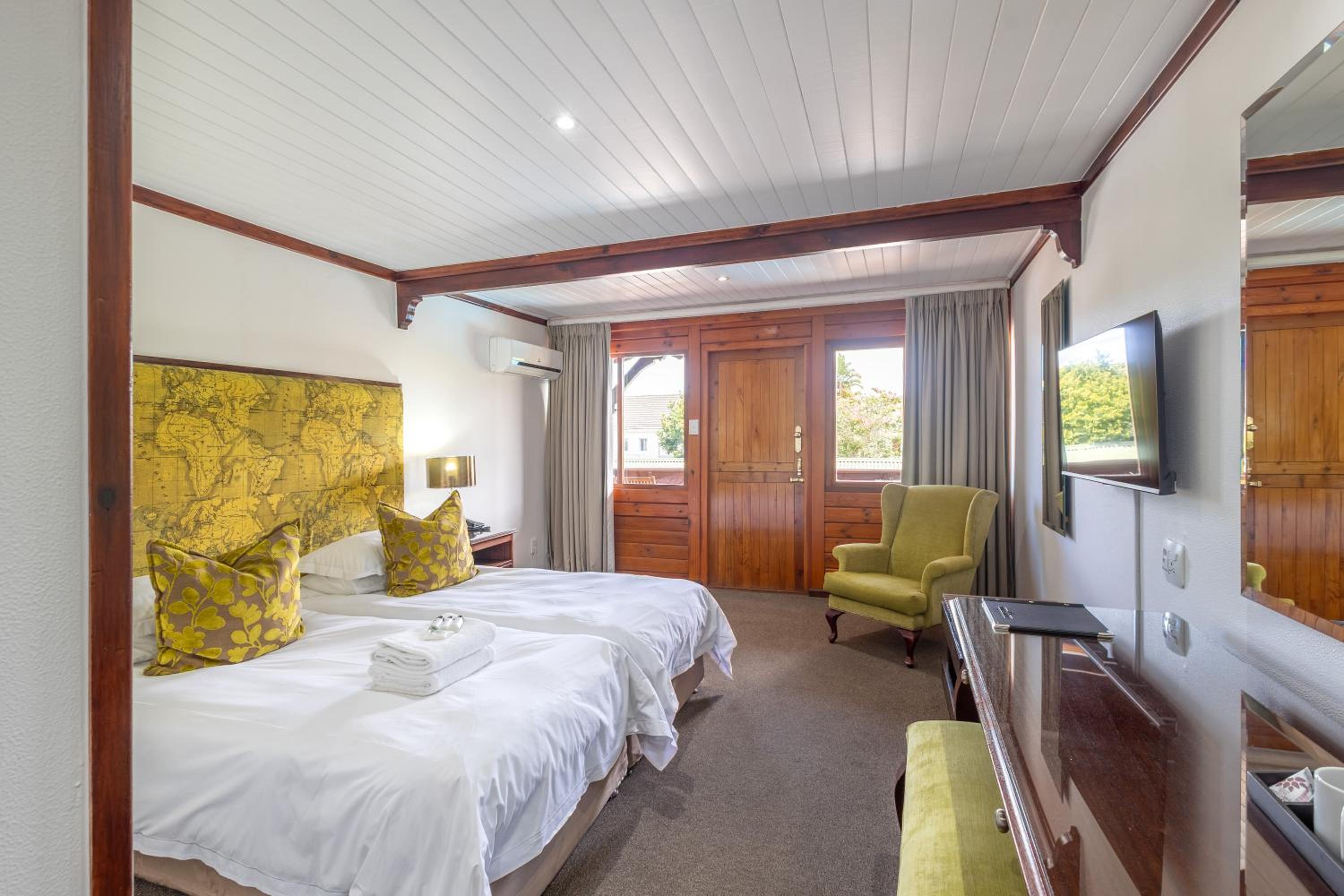 Deluxe Room in Log-Inn Wing - Photo 2