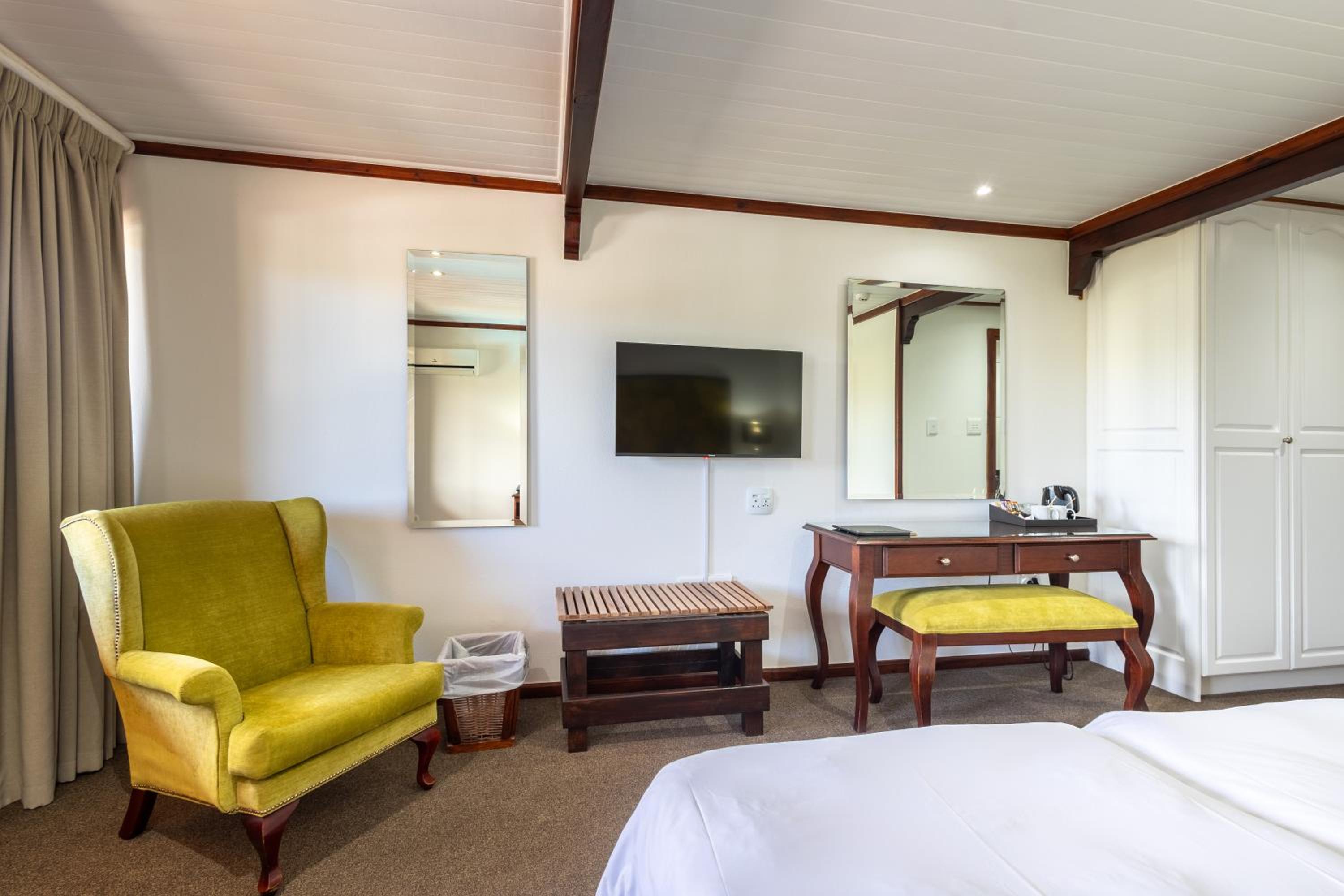 Deluxe Room in Log-Inn Wing - Photo 4