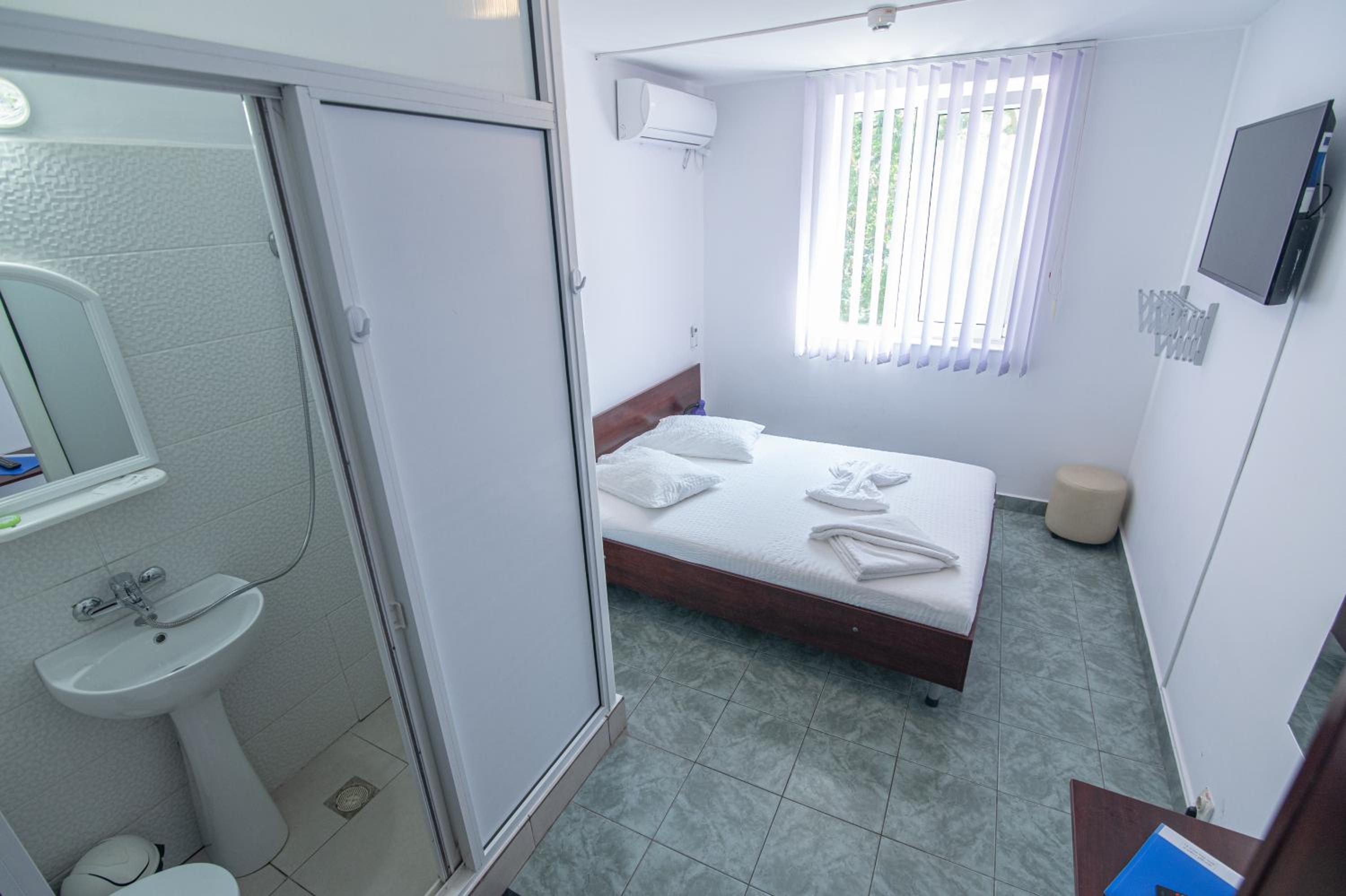 Double Room - Photo 5