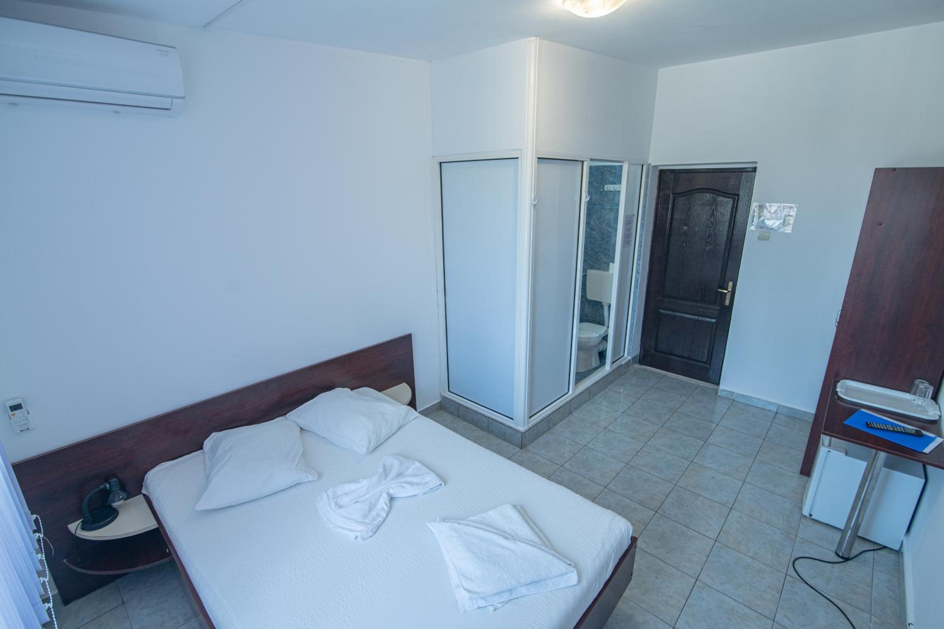 Double Room - Photo 9