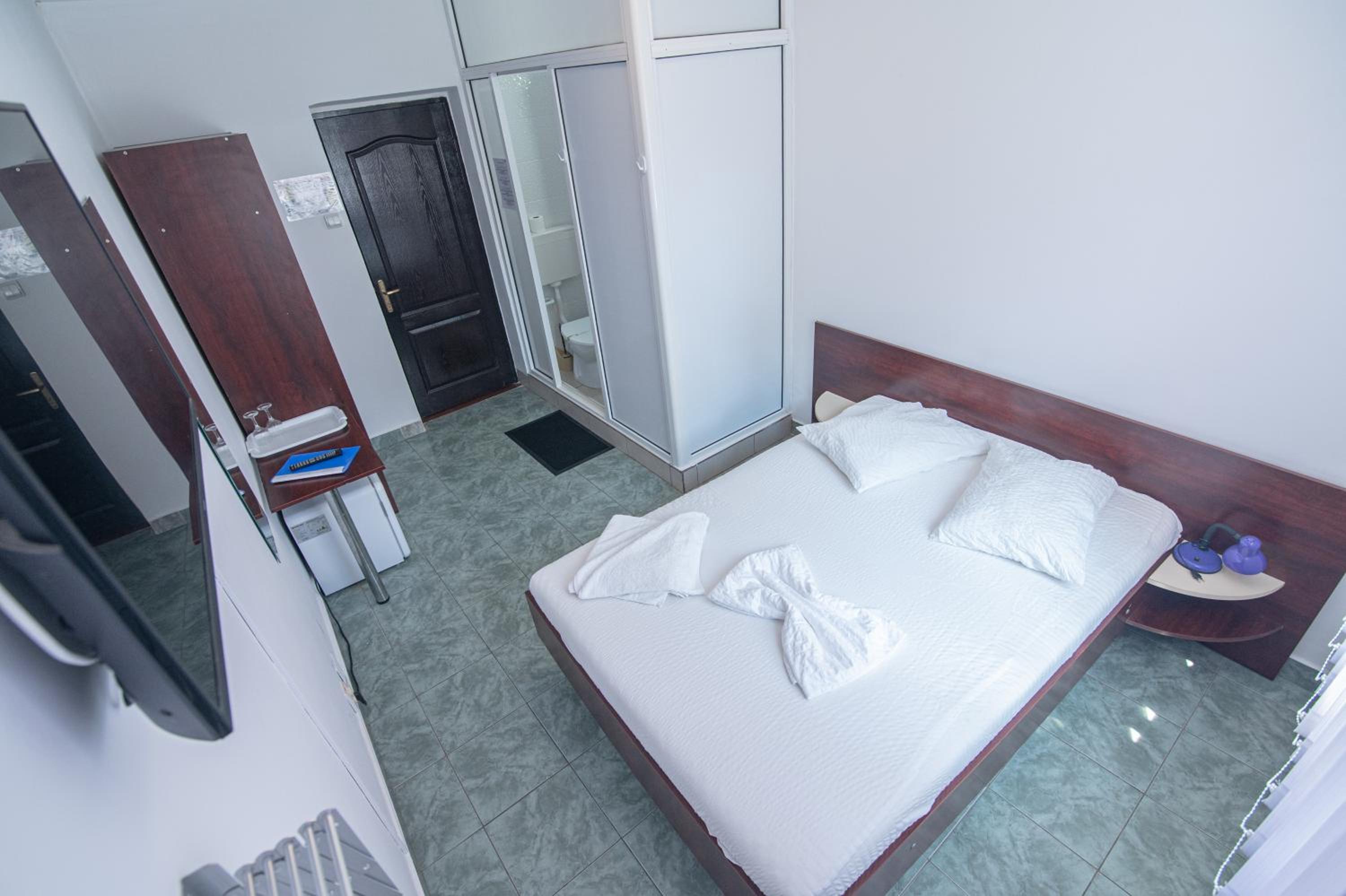 Double Room - Photo 7