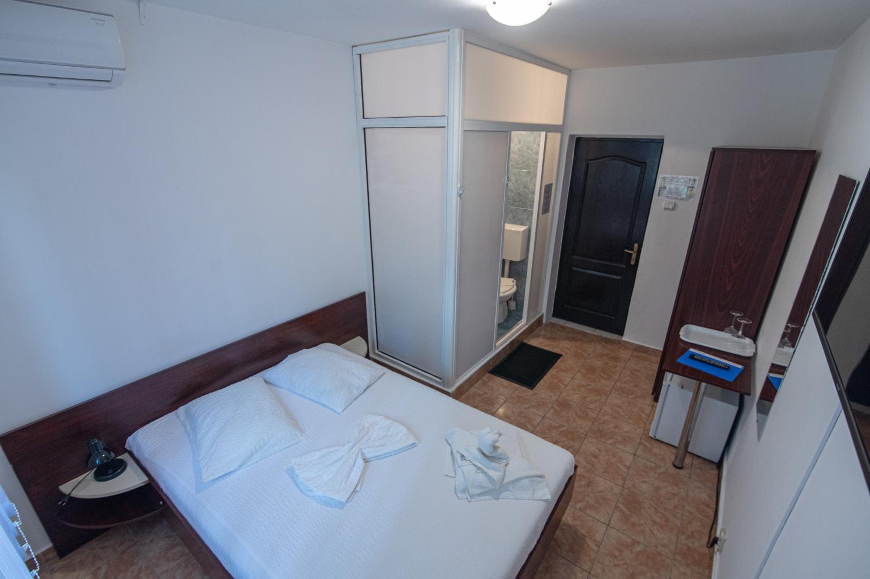 Double Room - Photo 2