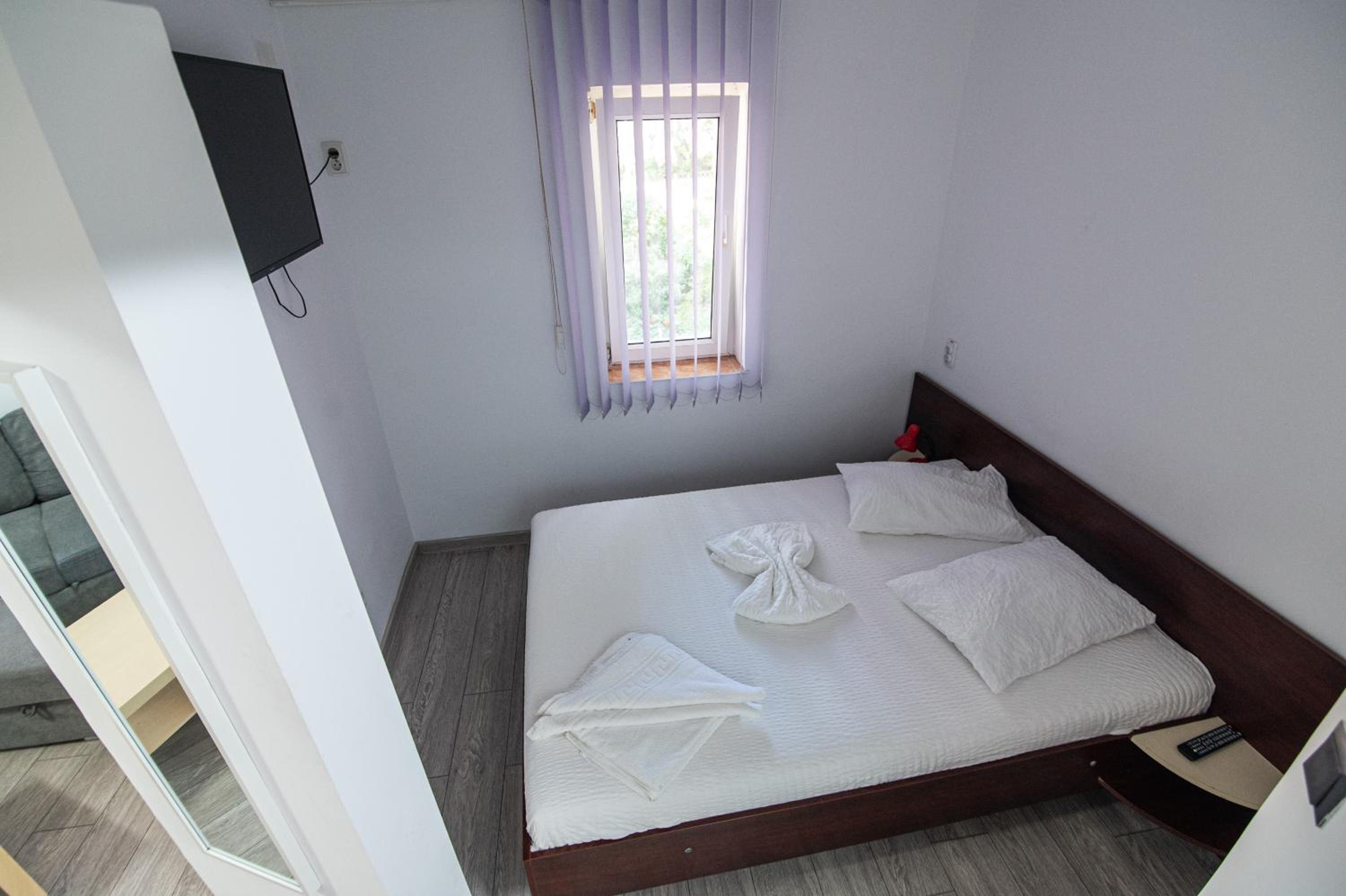 Family Room - Photo 10
