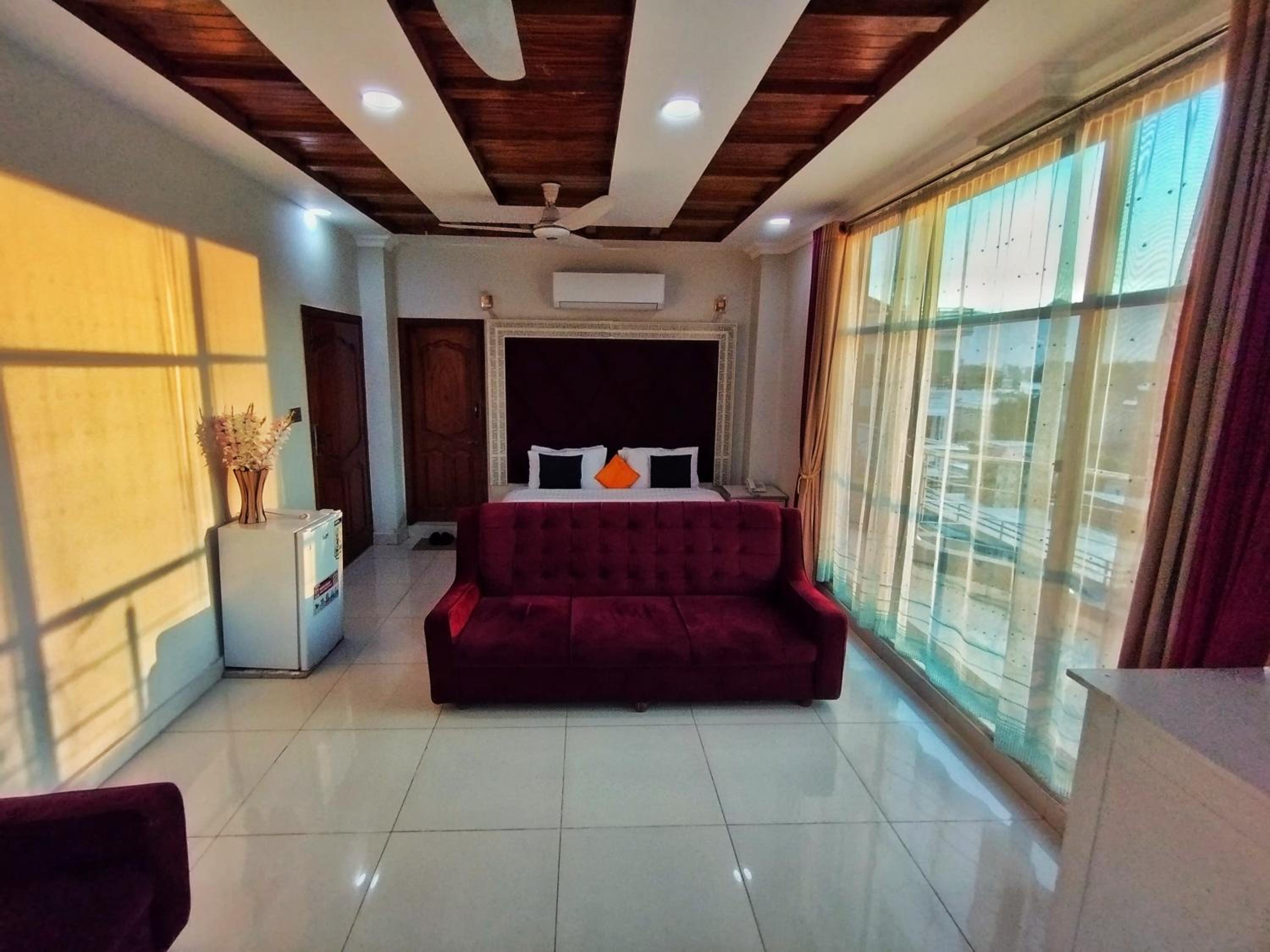 Executive Suite - Photo 4
