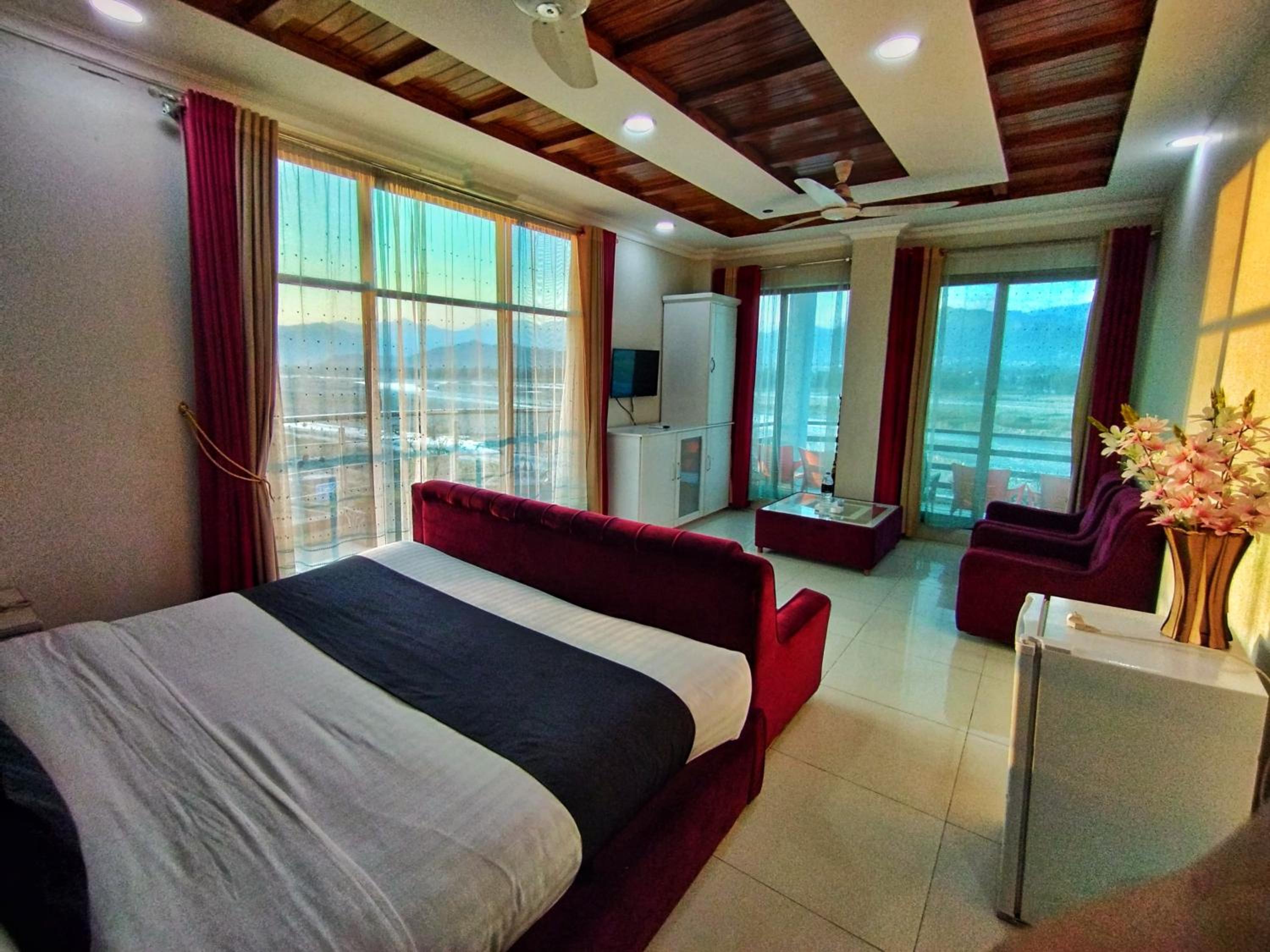Executive Suite - Photo 3