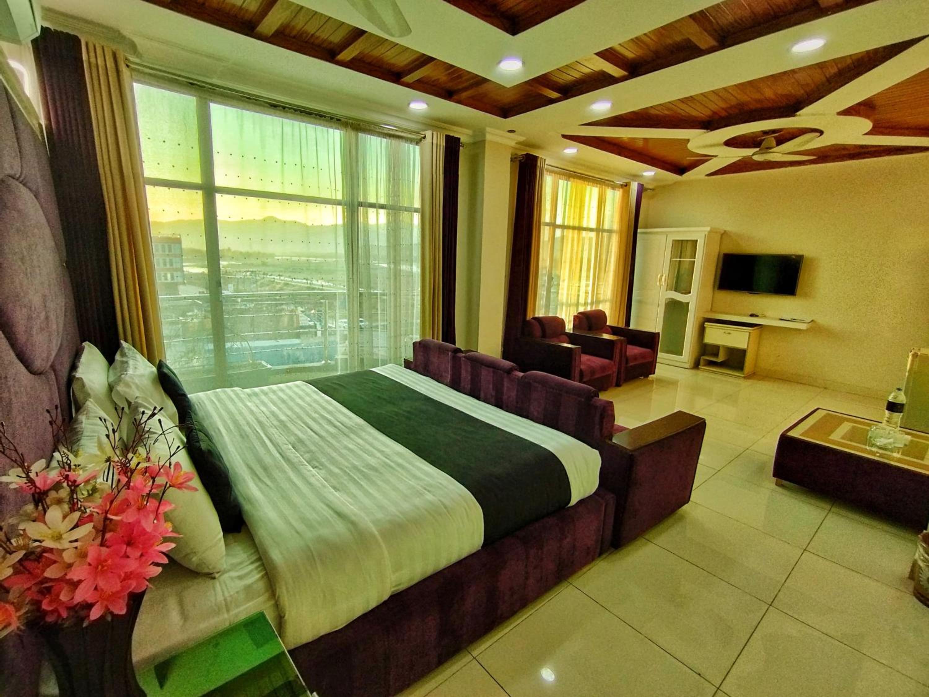 Executive Suite - Photo 1