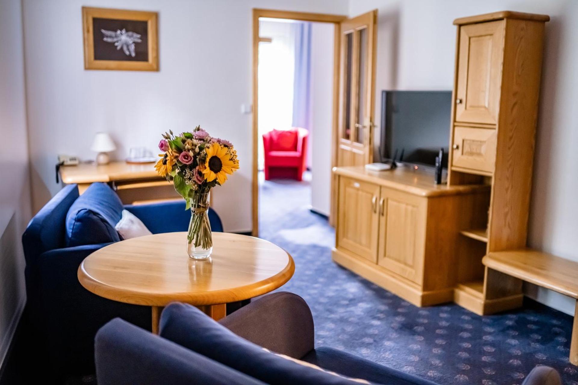 Luxury One-Bedroom Apartment - Photo 2