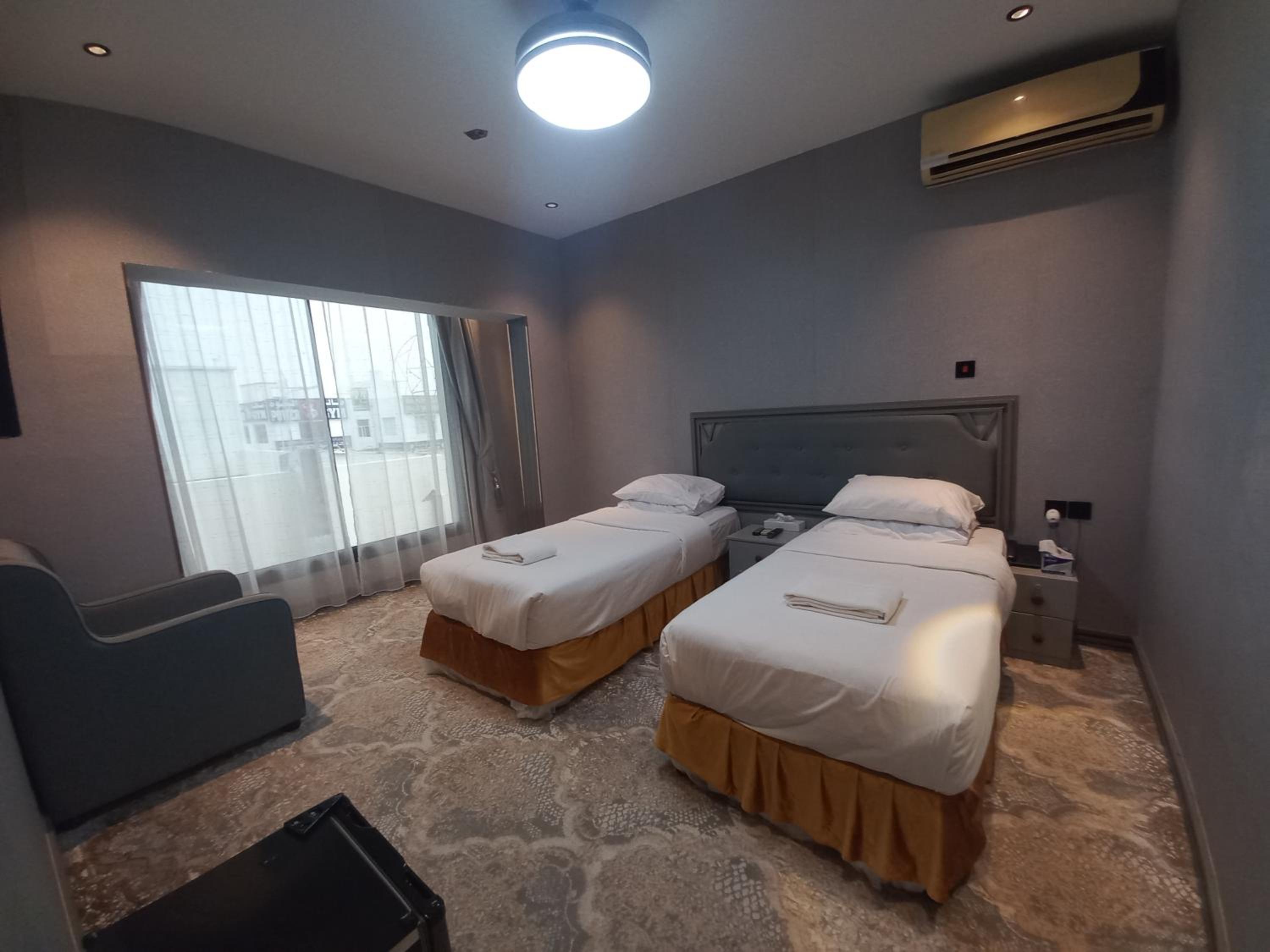 Small Twin Room - Photo 8