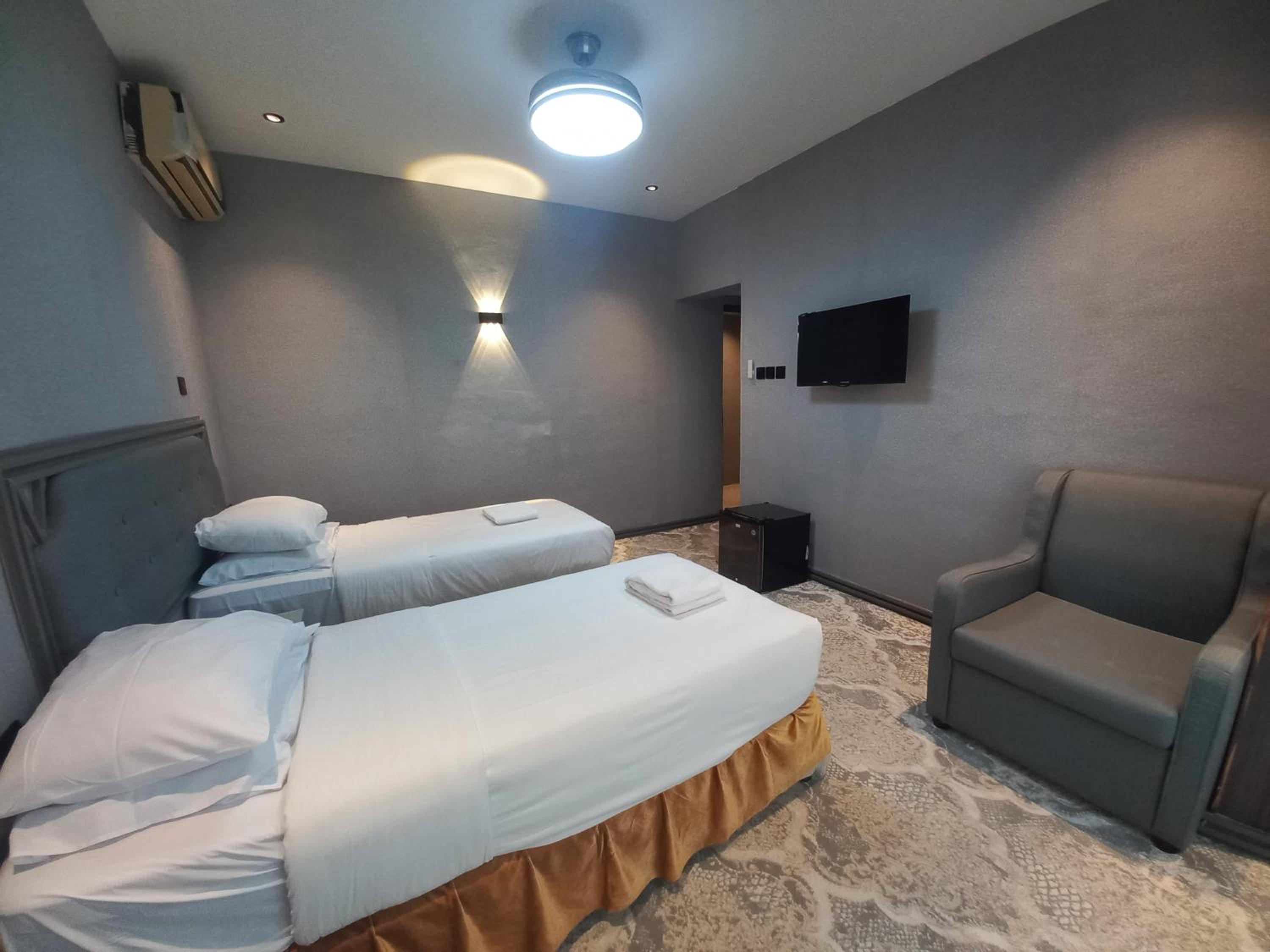 Small Twin Room - Photo 10