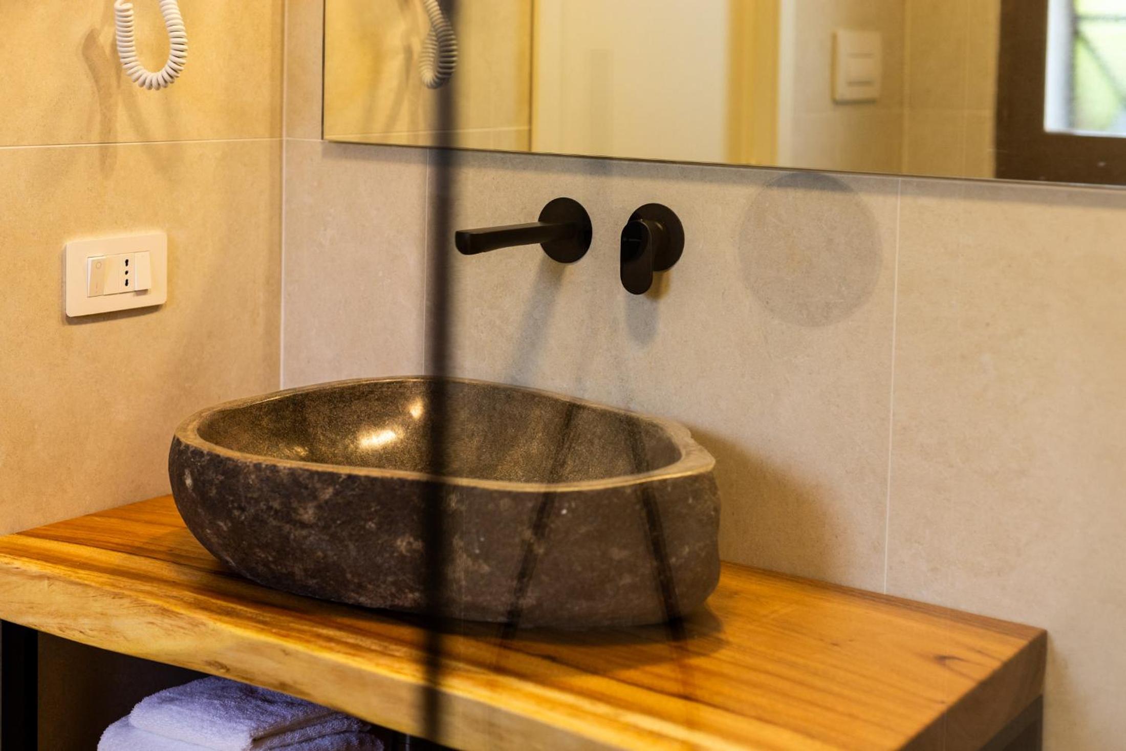 Standard Double Room - Photo 23