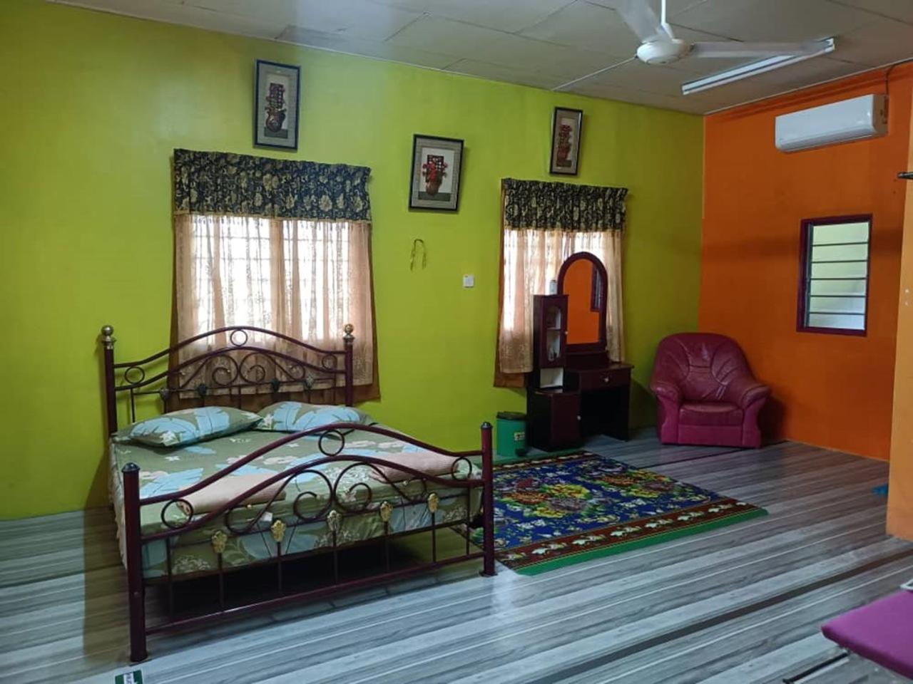 Three-Bedroom House photo 3