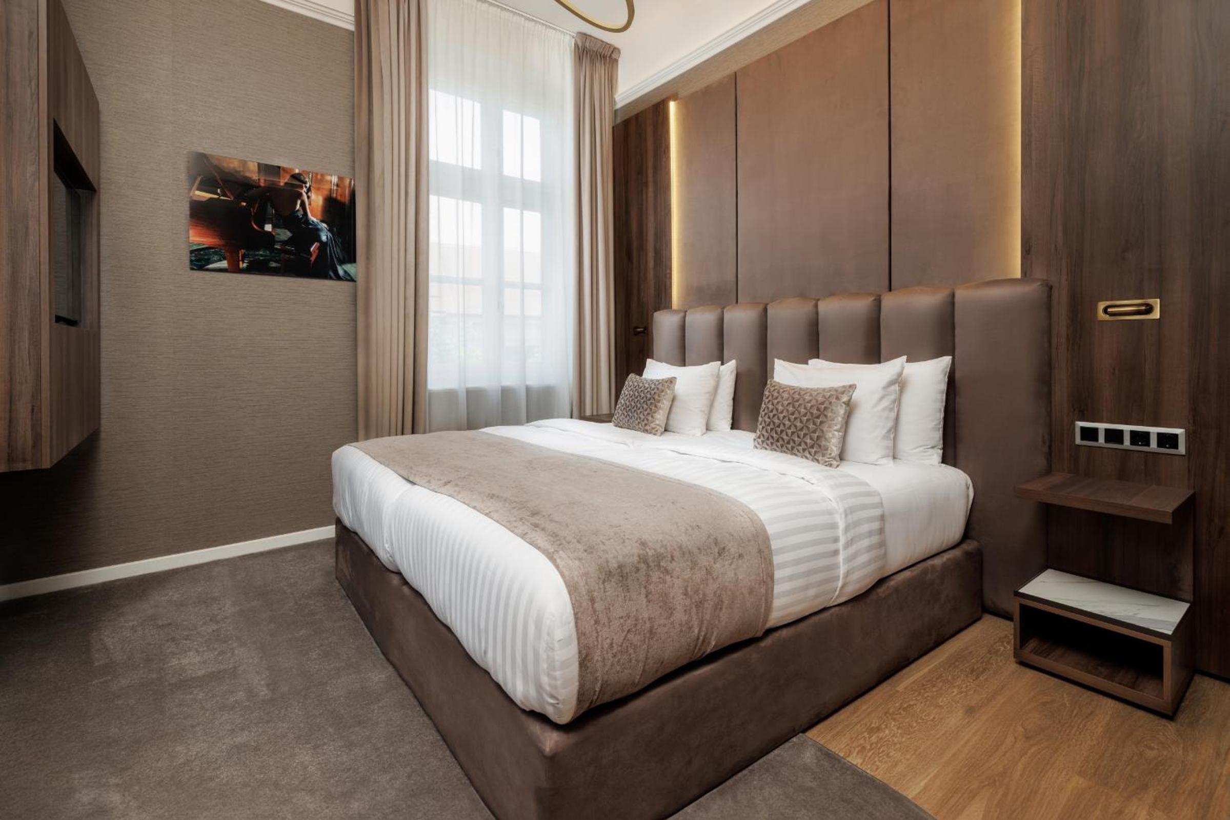 Executive Suite thumbnail 5