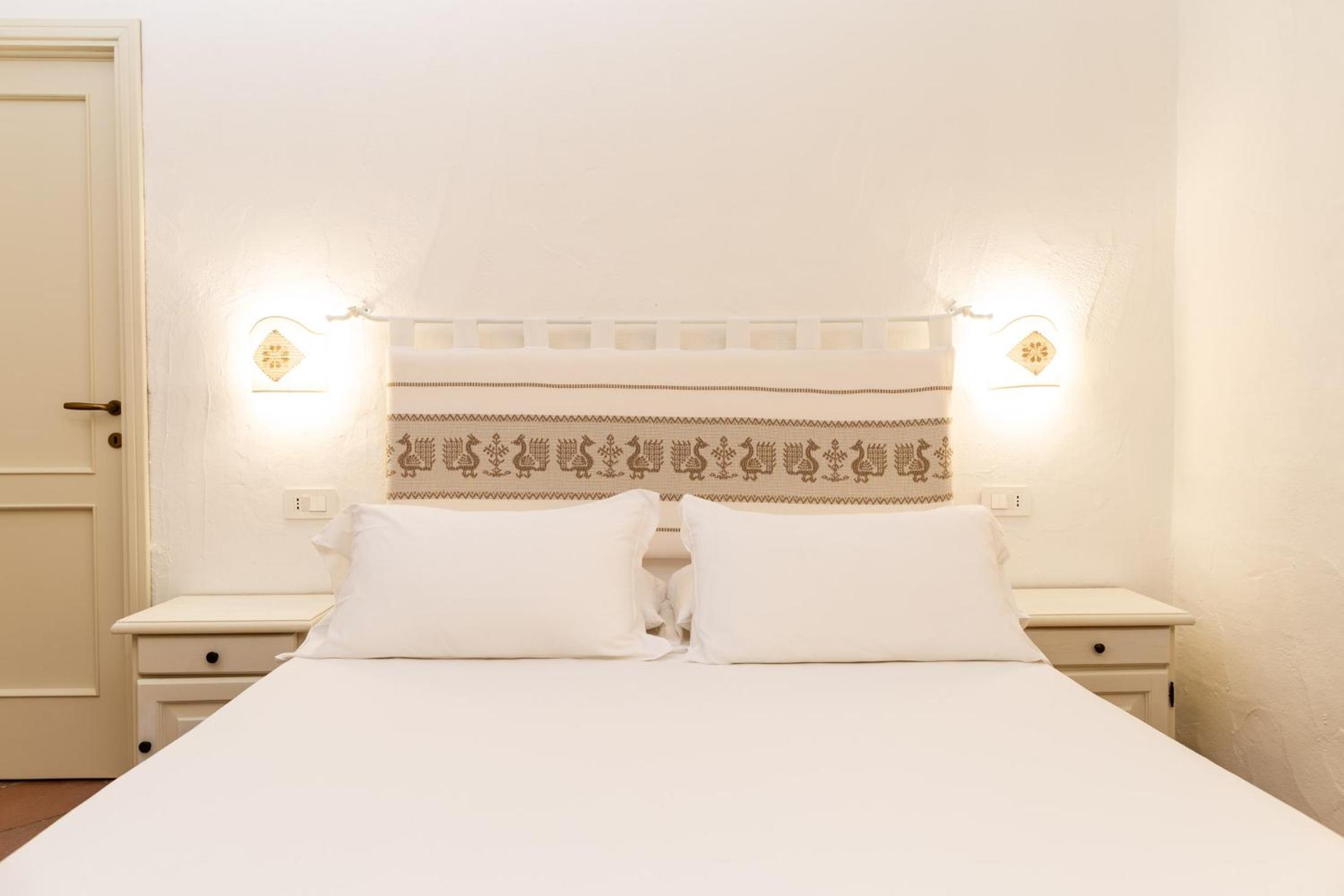 Standard Double Room - Photo 12