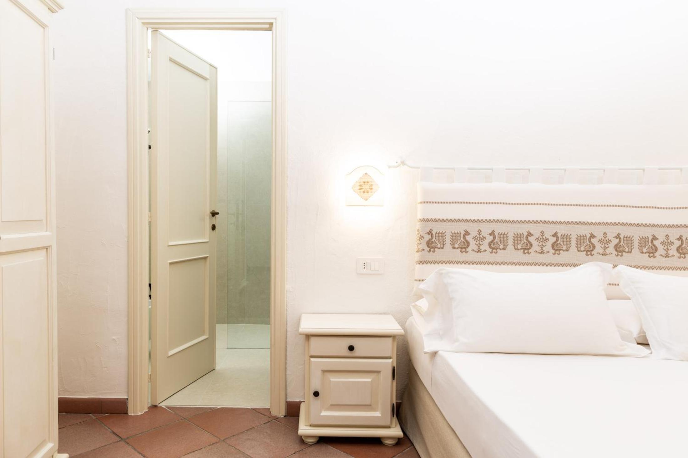 Standard Double Room - Photo 13