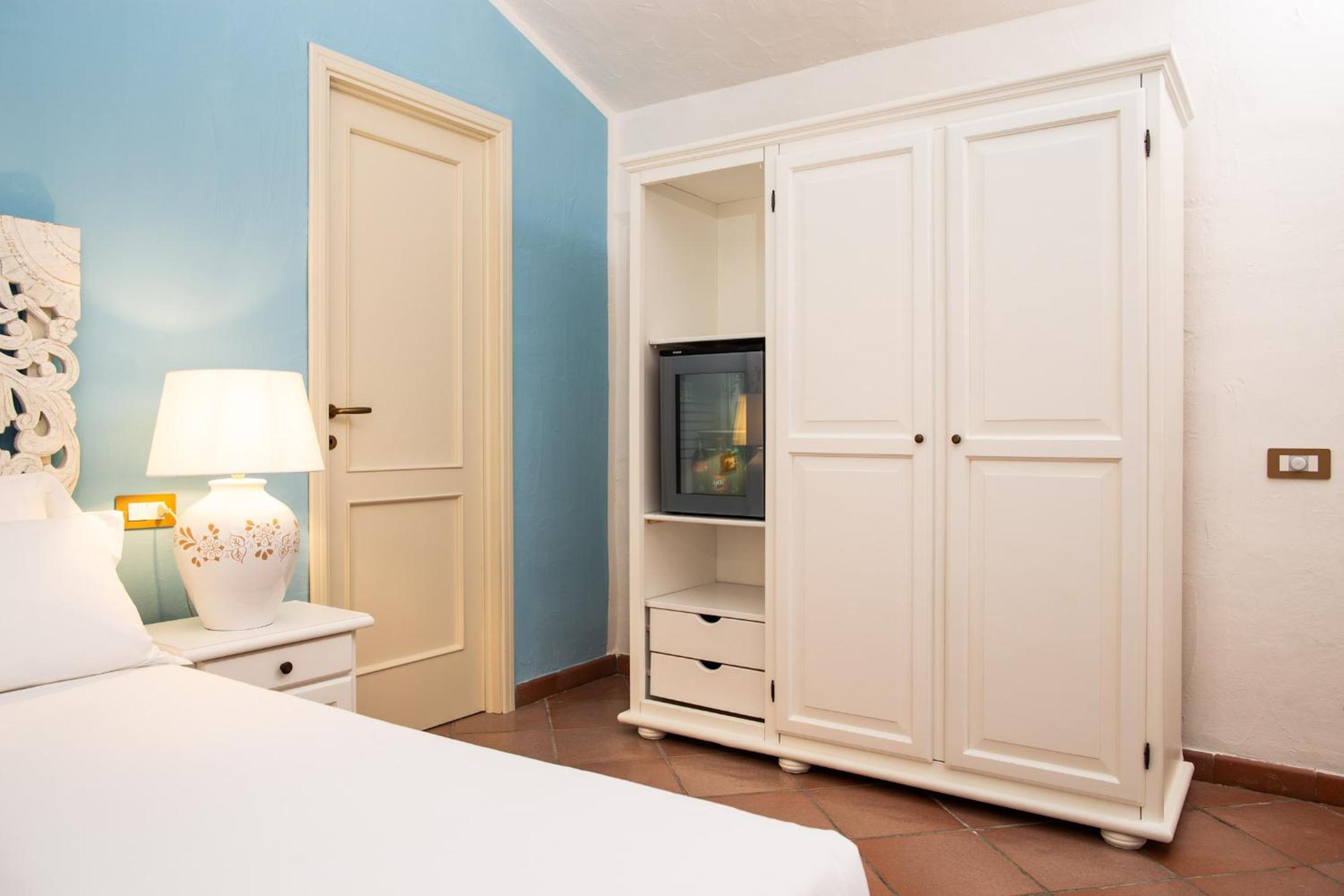 Double or Twin Room with Swimming Pool Access - Photo 9