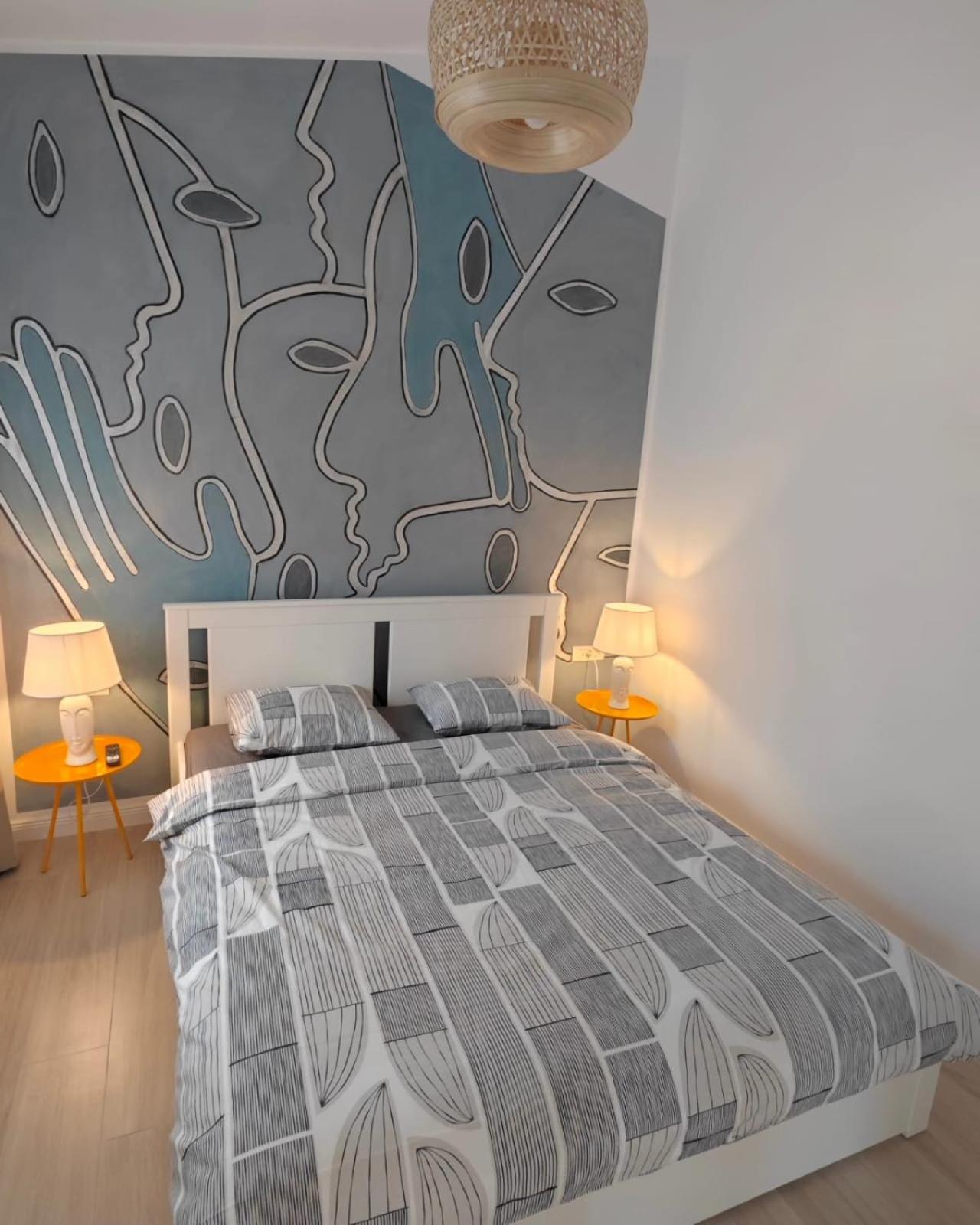One-Bedroom Apartment photo 1