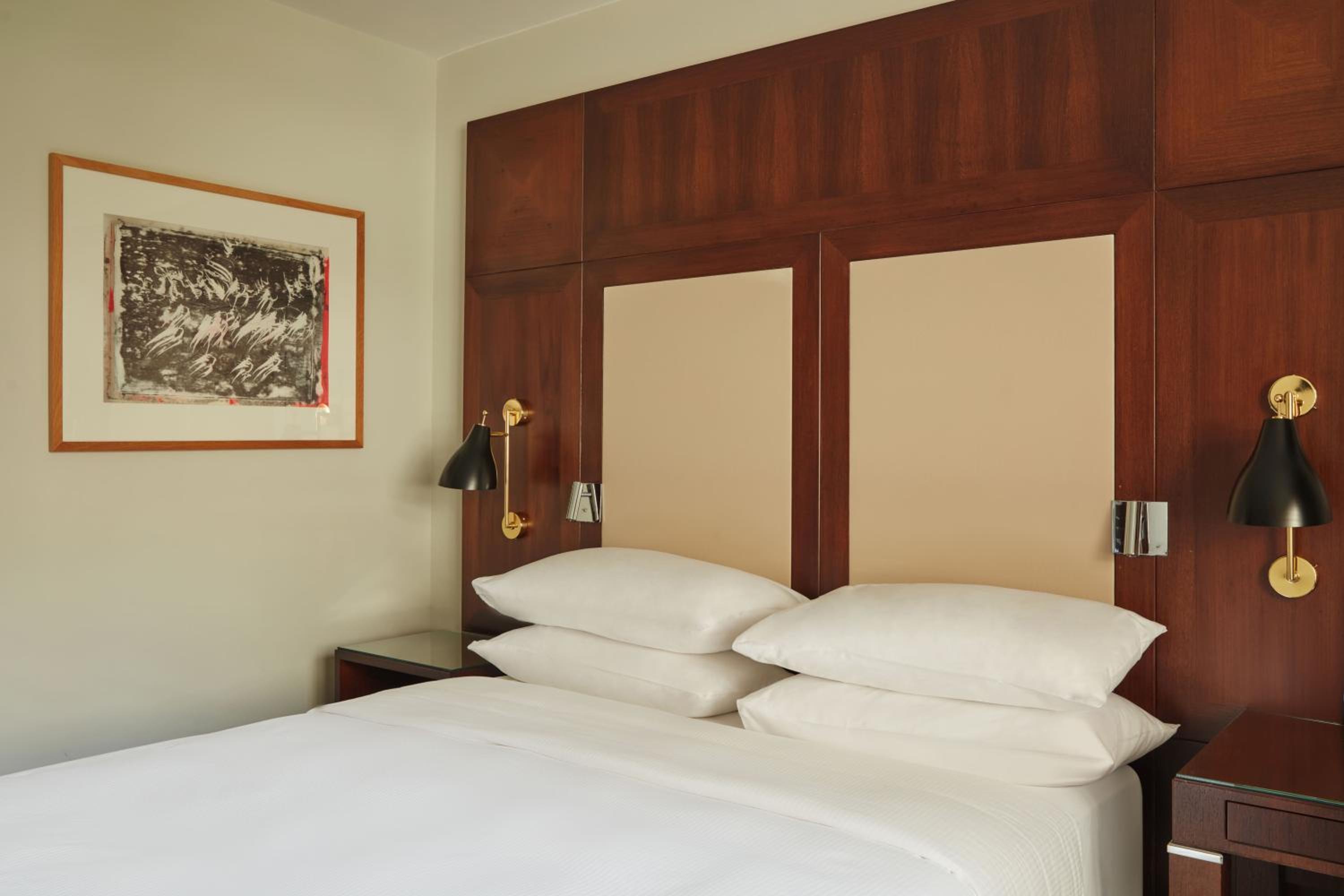Queen Room with One Queen Bed (Non Smoking)
