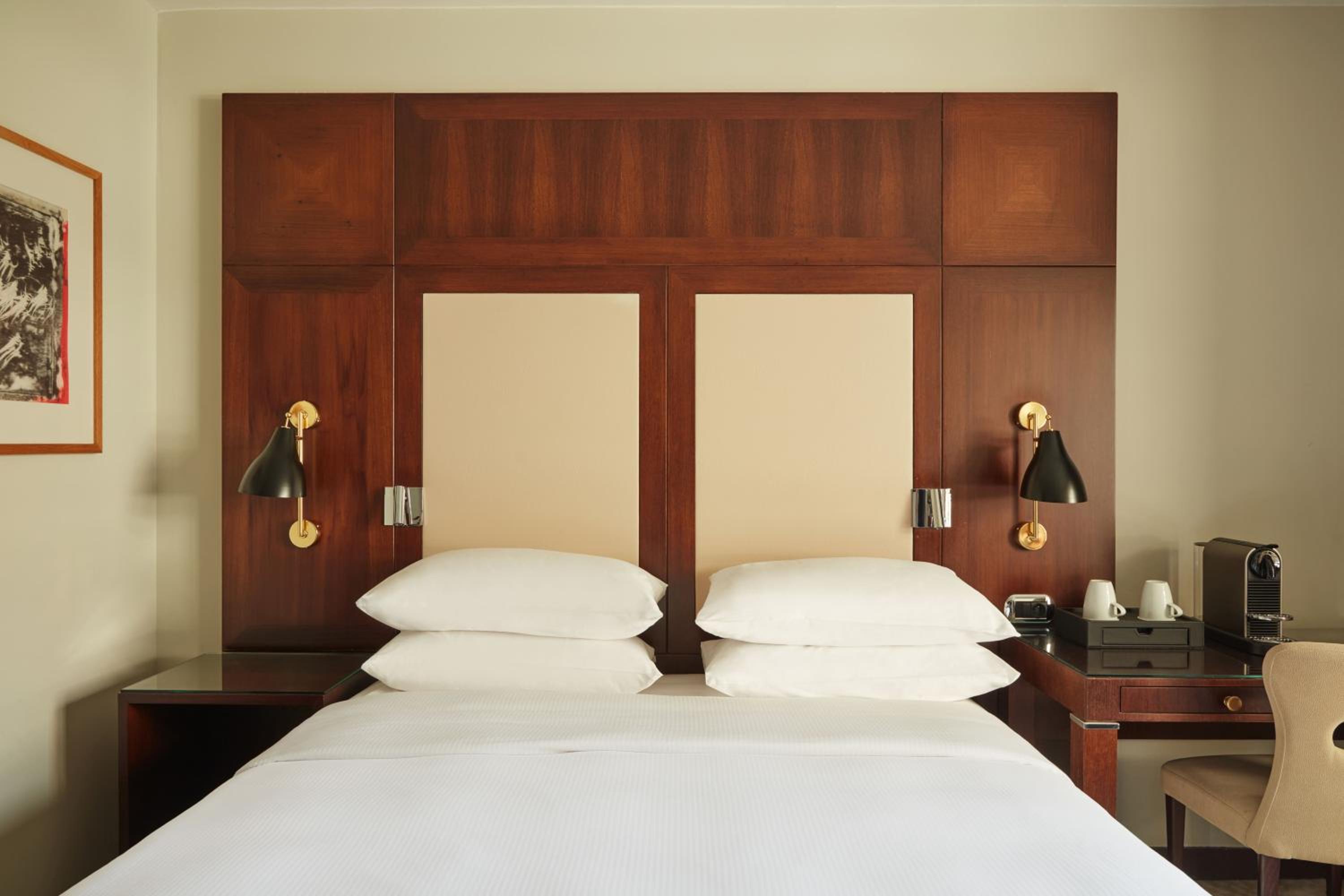 Queen Room with One Queen Bed (Non Smoking)