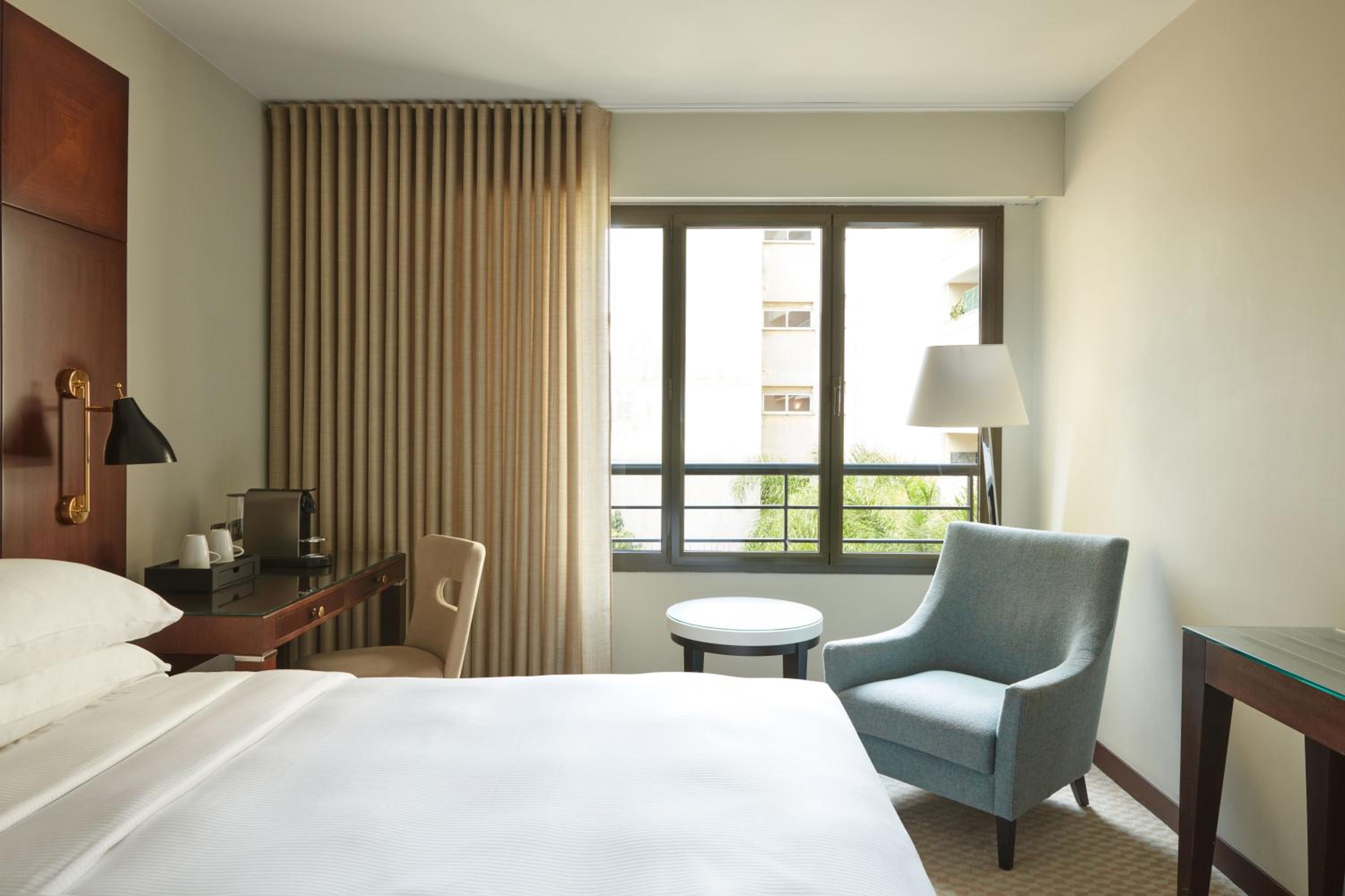 Queen Room with One Queen Bed (Non Smoking)