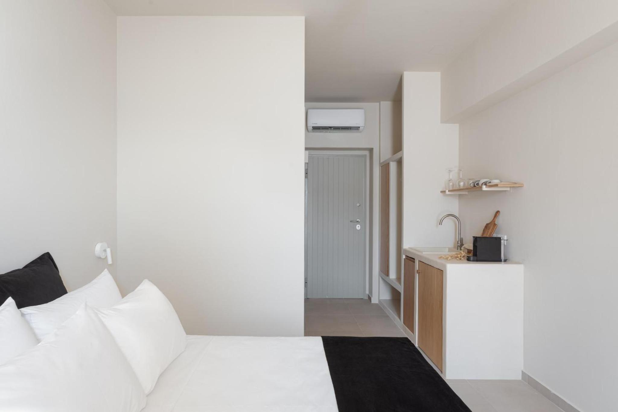 Deluxe Double Room with Balcony and Sea View photo 3