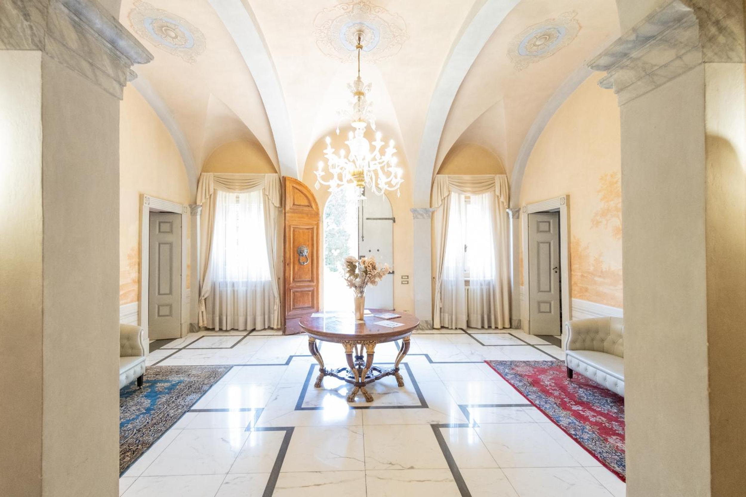Six-Bedroom Villa  photo 1