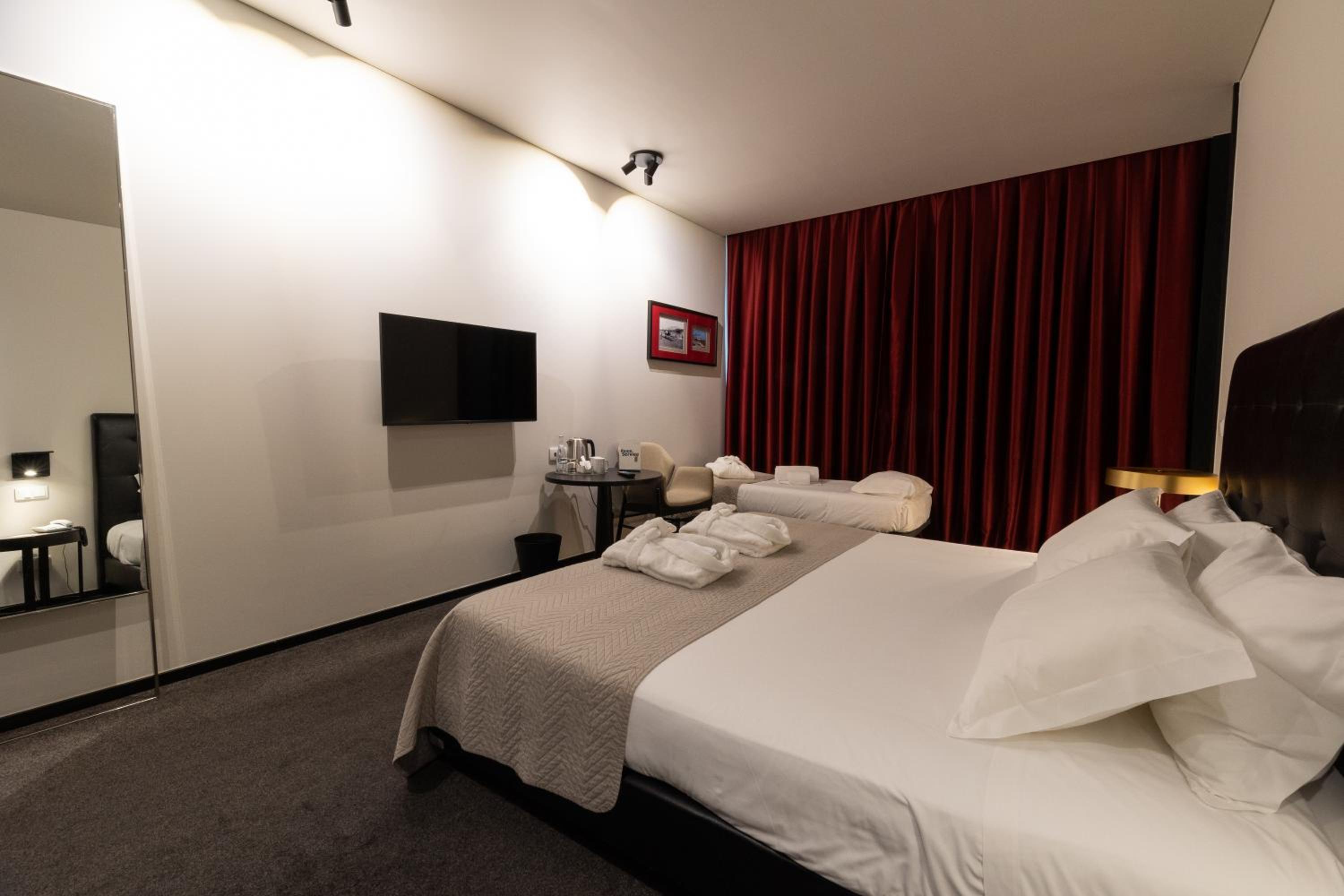 Double Room Romantic Package with Dinner - Photo 3