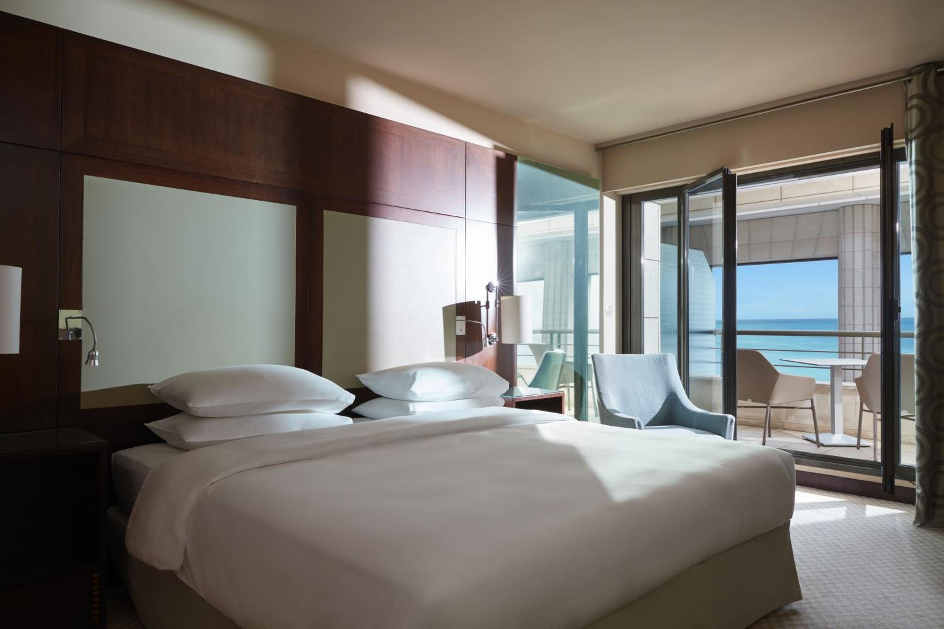 King Room with One King Bed (Non Smoking)