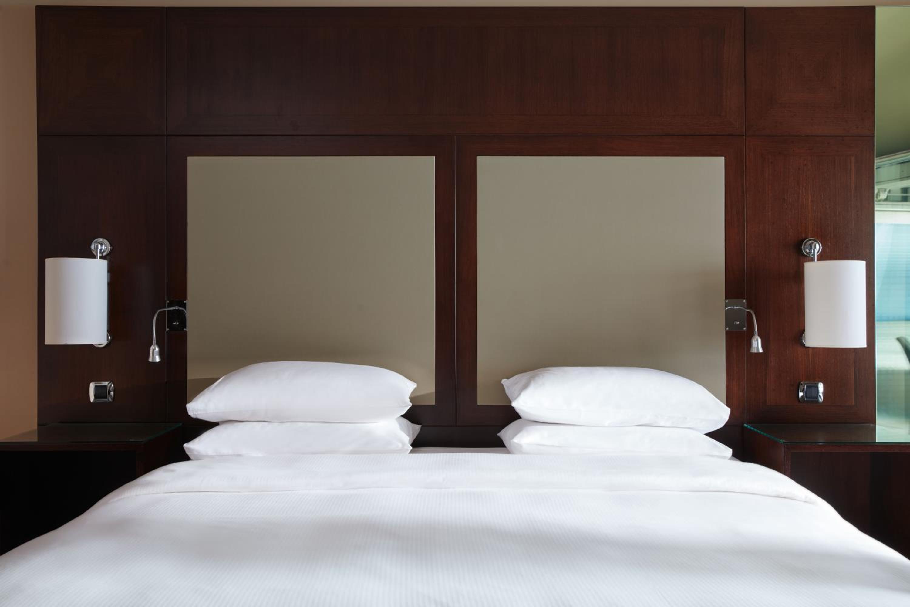 King Room with One King Bed (Non Smoking) thumbnail 5
