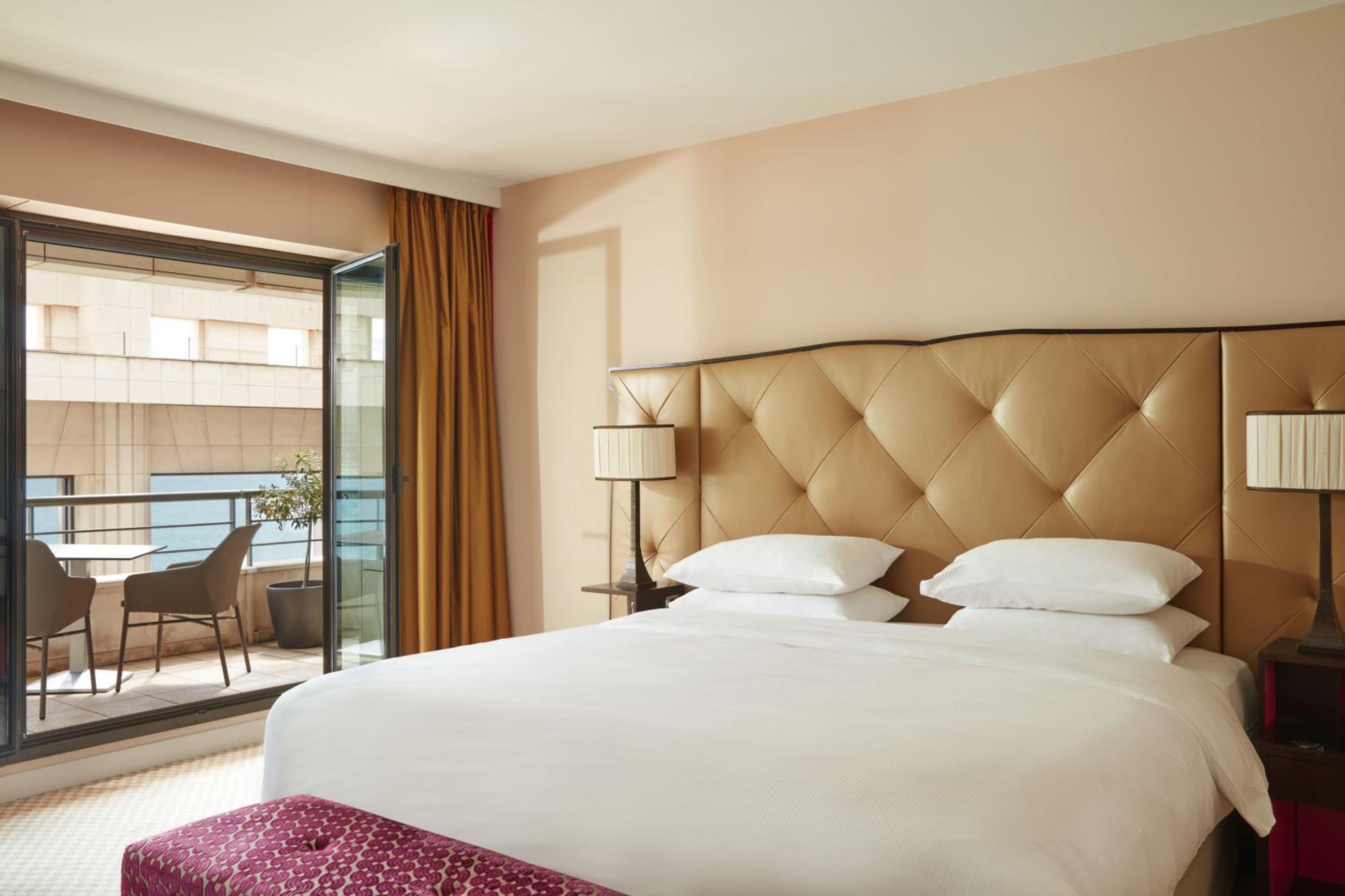 Deluxe King Room with One King Bed (Non Smoking)